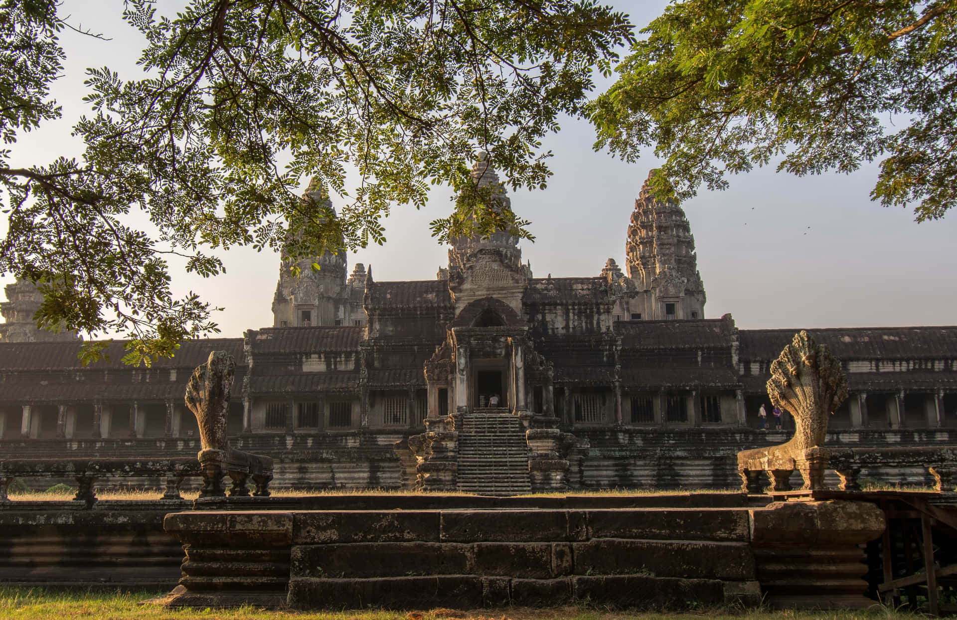 Grauesästhetisches Angkor Thom Desktop Wallpaper