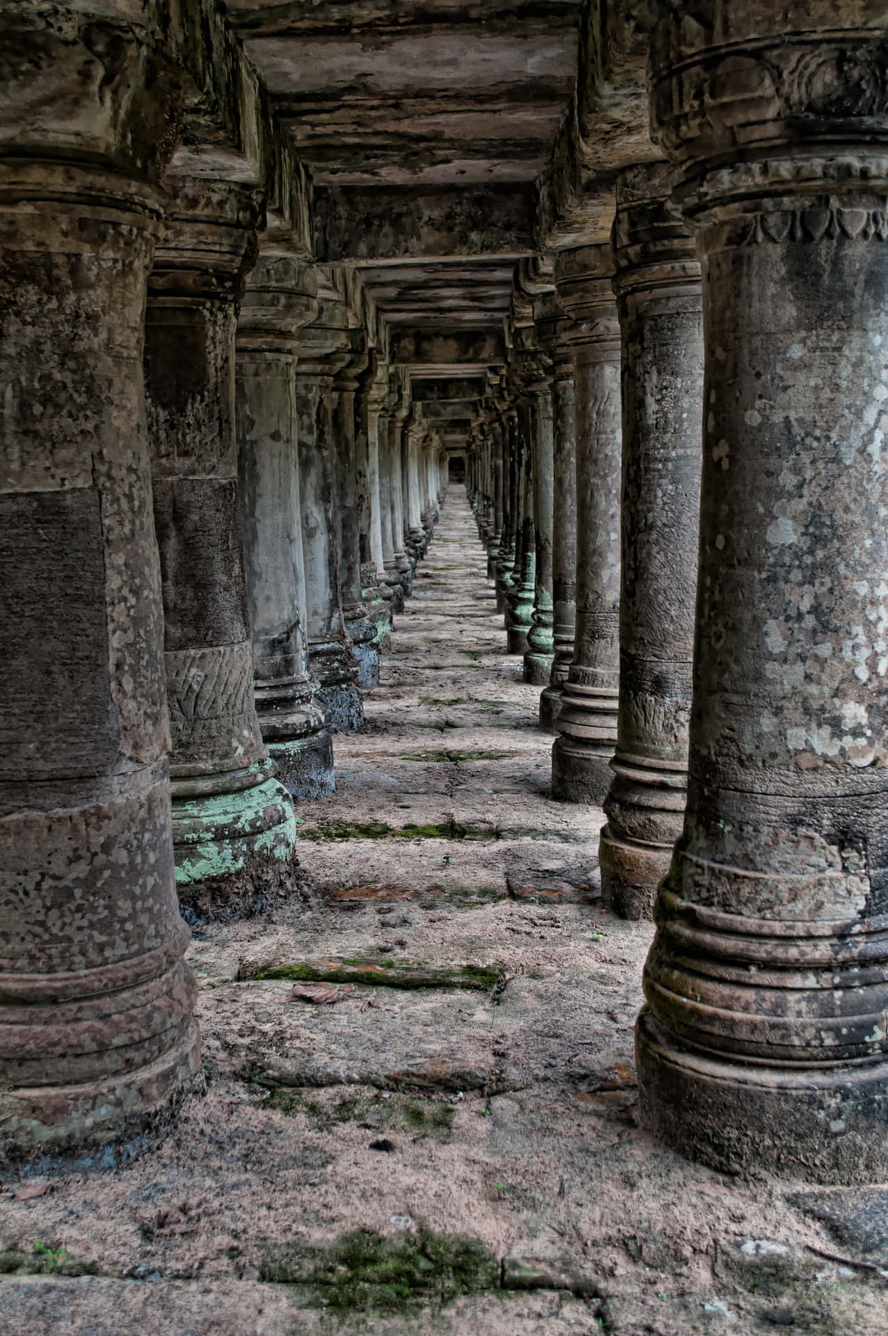 Gray Aesthetic Angkor Thom Pillars Wallpaper