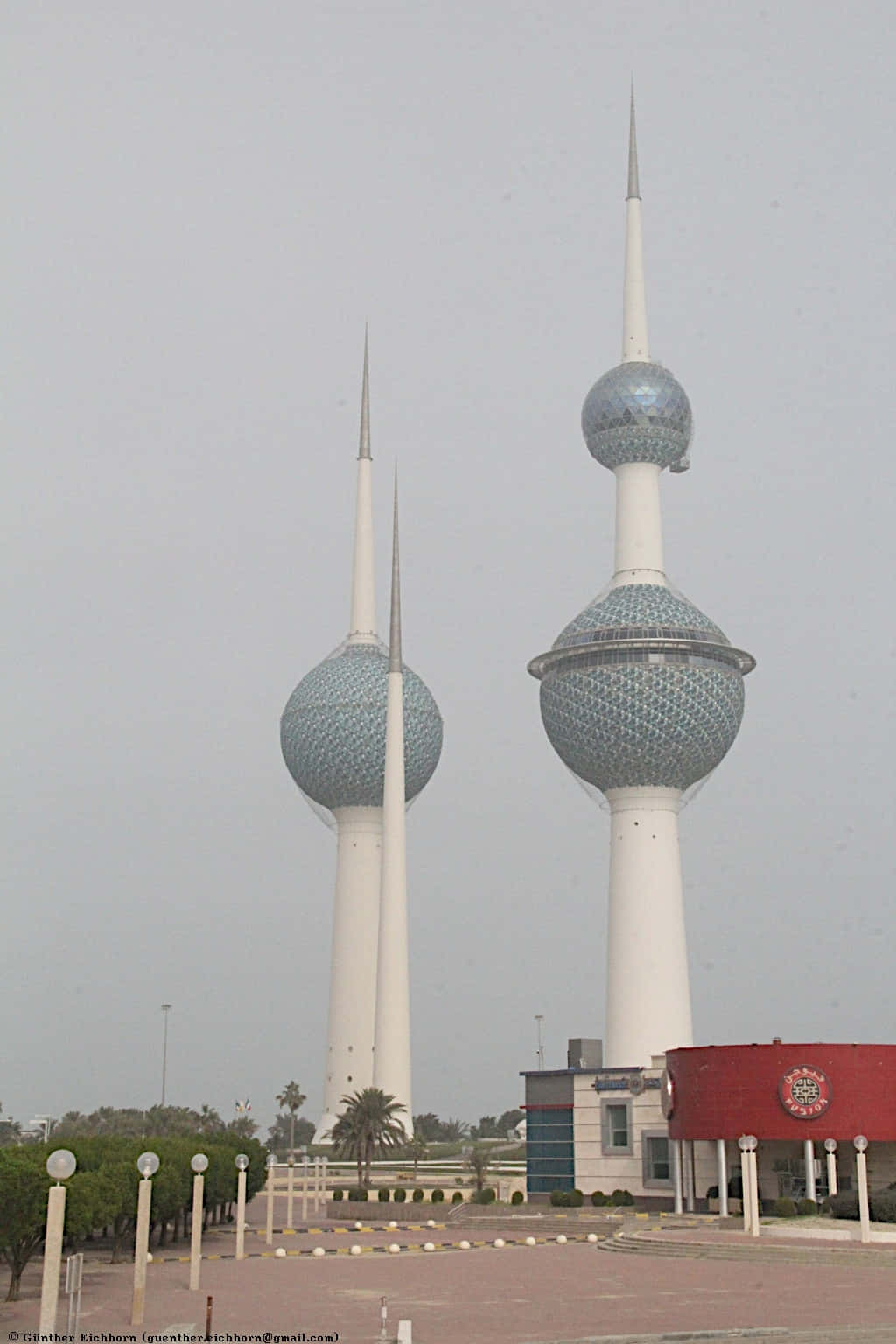 Teléfonocon Fondos De Pantalla Estéticos En Tonos Grises Y Las Torres De Kuwait. Fondo de pantalla