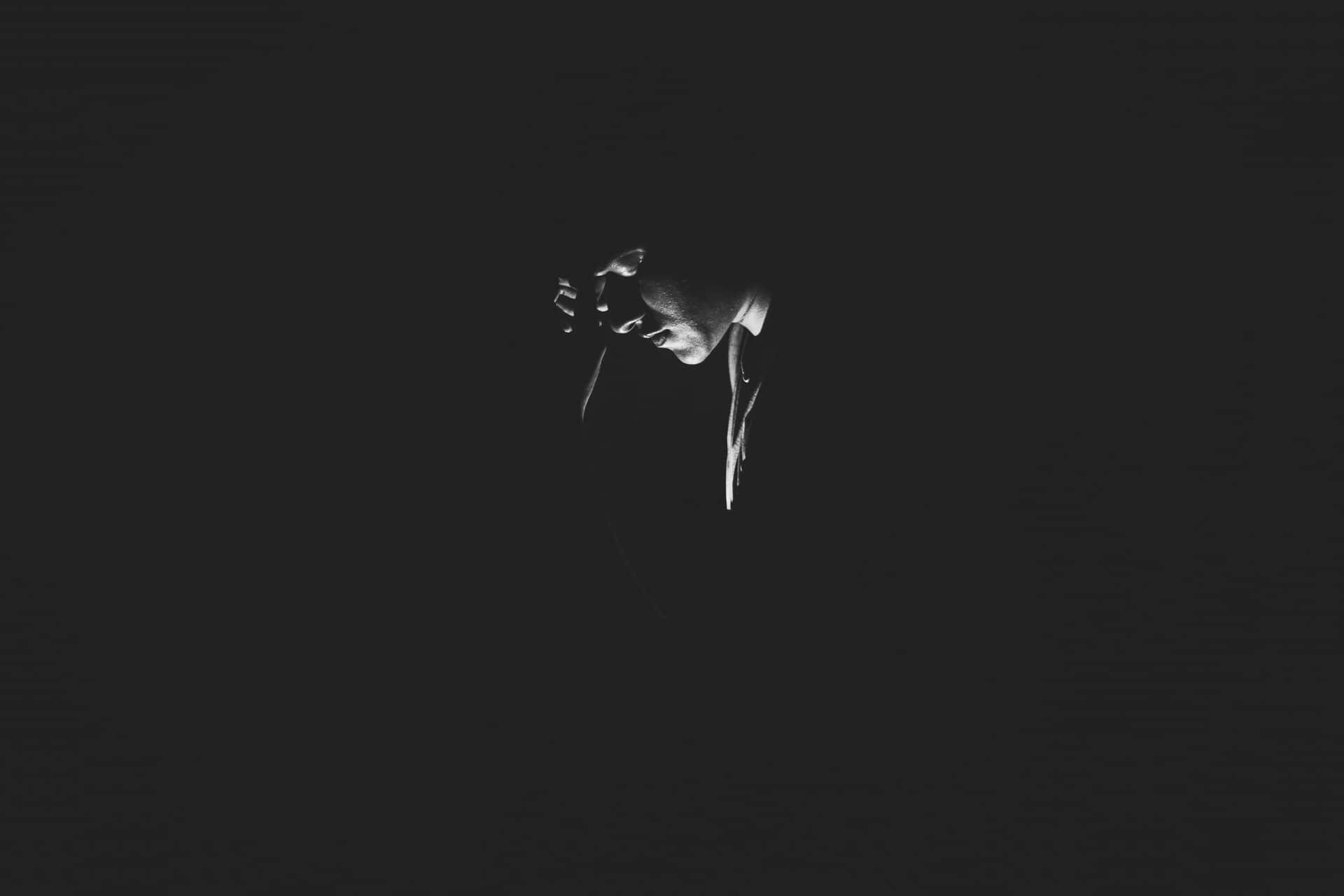 Umafoto Em Preto E Branco De Uma Pessoa Na Escuridão. Papel de Parede