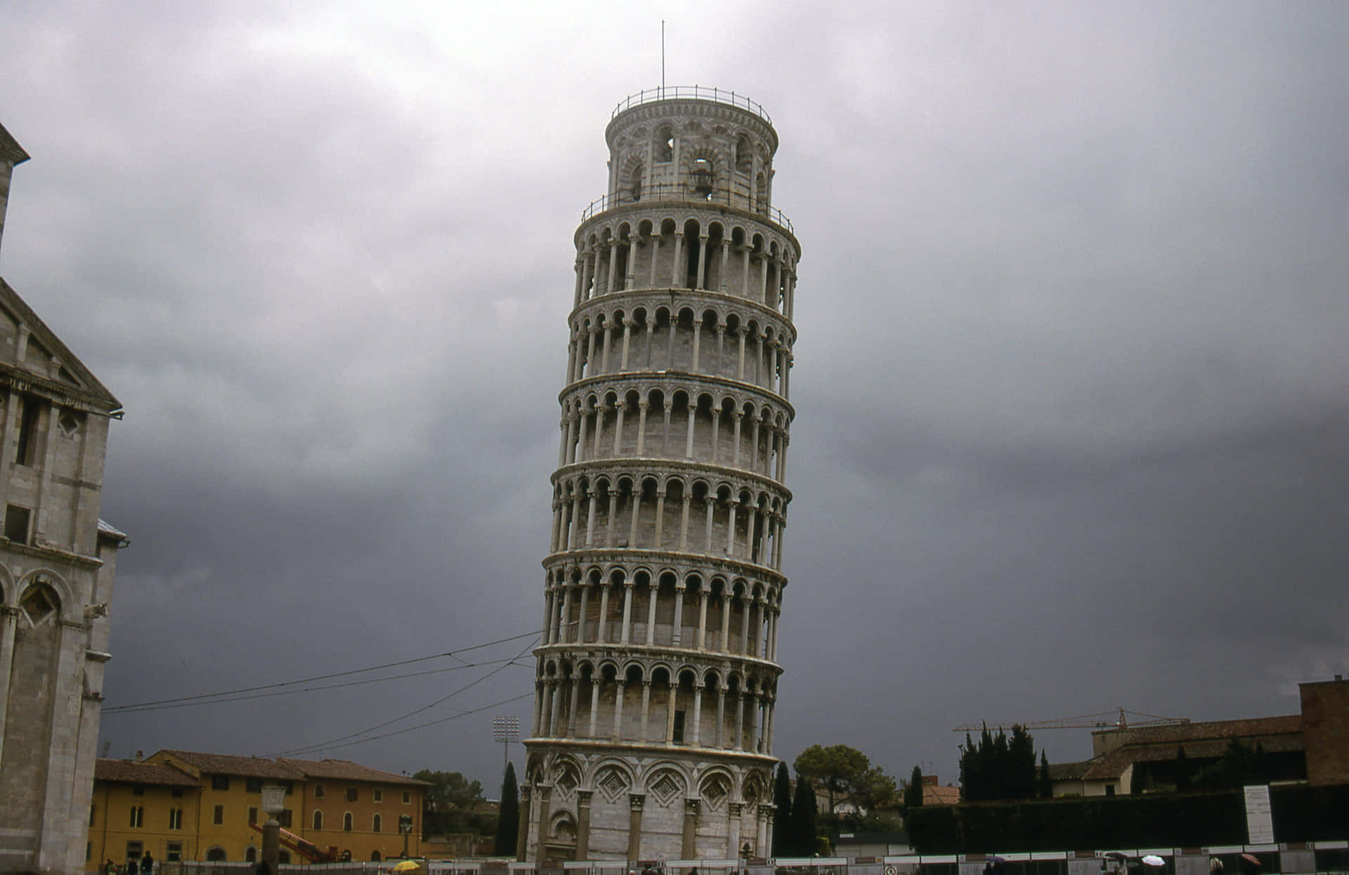 Gray Skies Above Tower Of Pisa Wallpaper