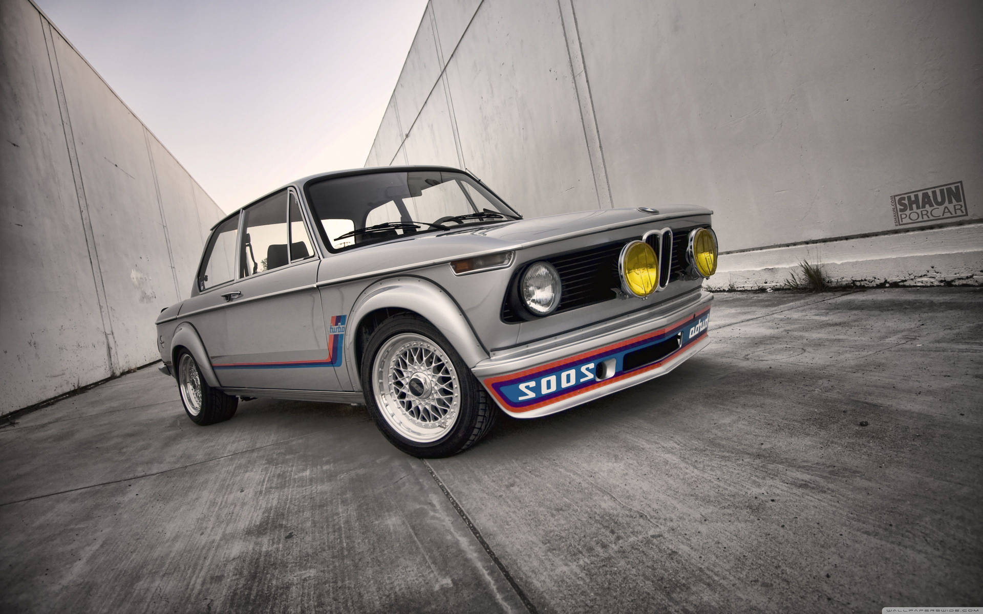 Enjoy the nostalgia of a classic BMW. Wallpaper