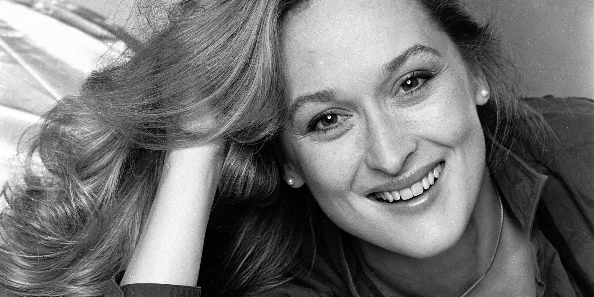 Grayish Portrait Of Meryl Streep Wallpaper