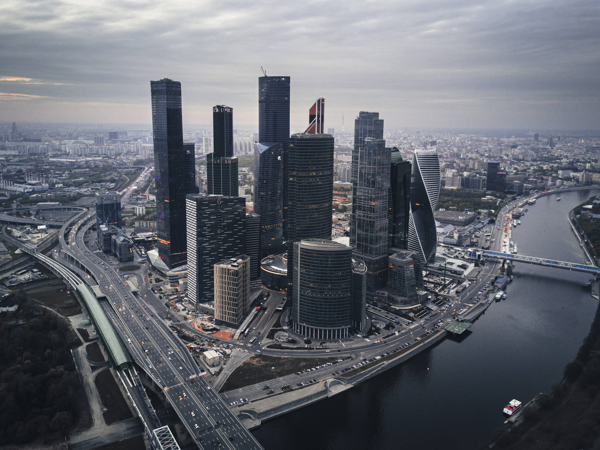 Graugestaltete Moskauer Wolkenkratzer Aus Der Luft Wallpaper