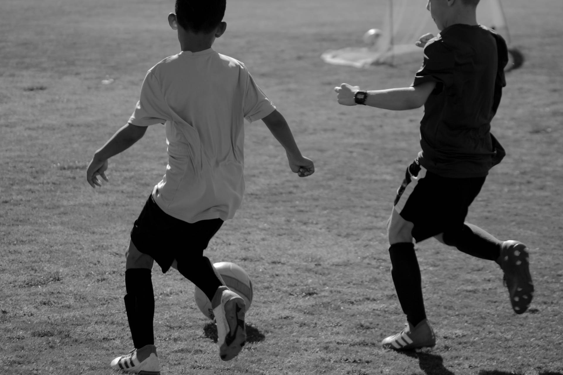 Schwarzweiß-hintergrundbild Von Kindern, Die Fußball Spielen, In Hd-qualität Wallpaper