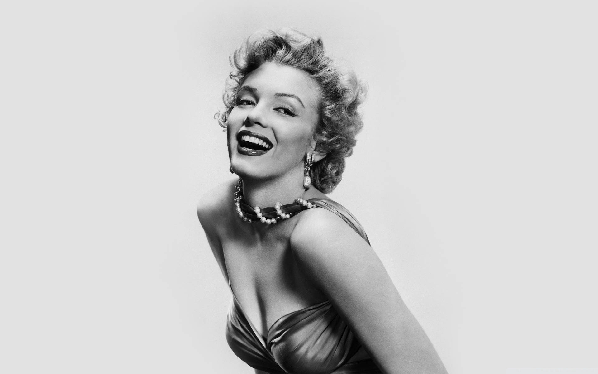 Gråskala Marilyn Monroe Celebrity Smile Wallpaper Wallpaper