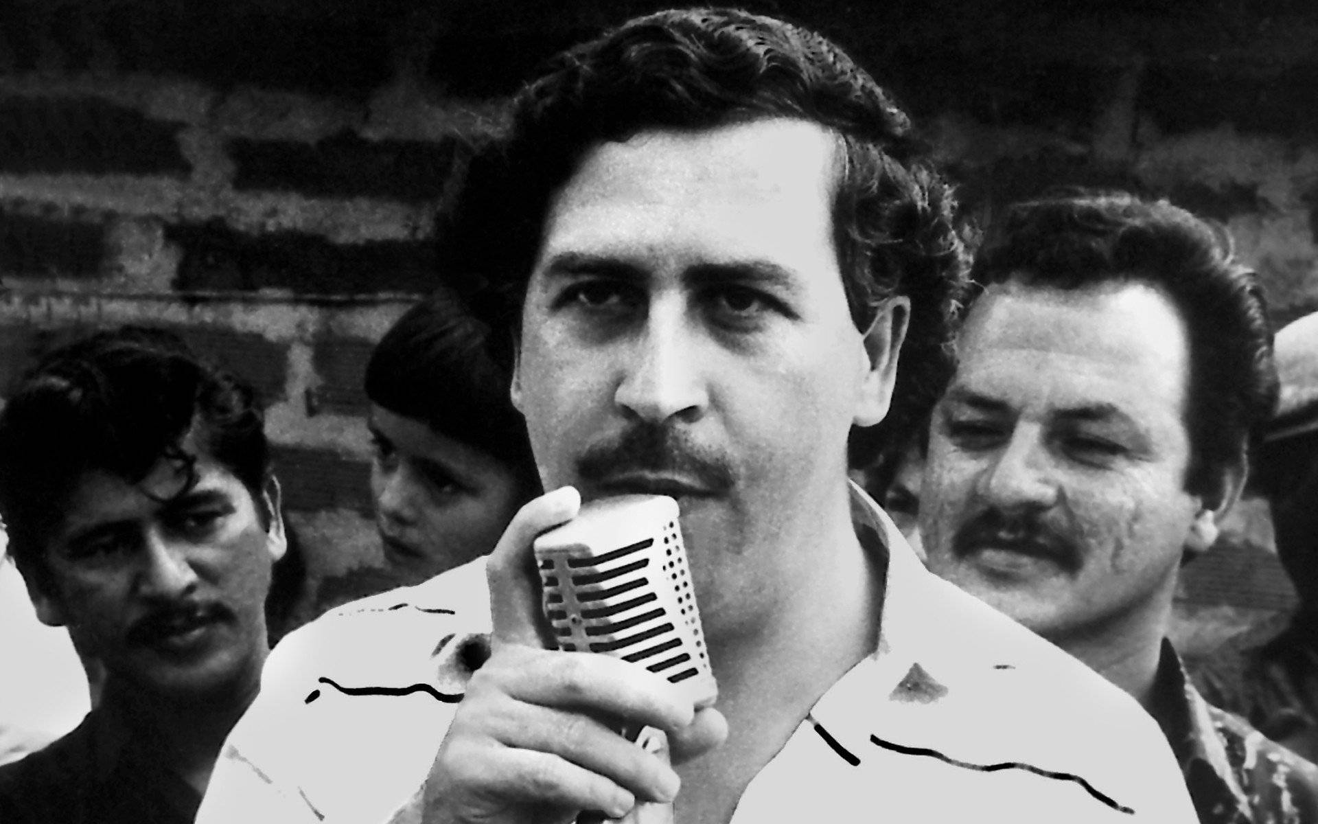Grayscale Pablo Escobar Speaking Wallpaper