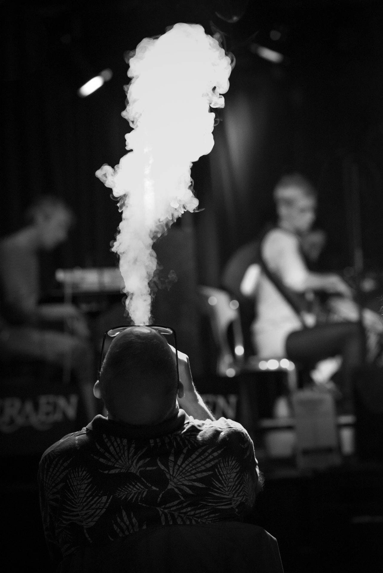 Fotografíaen Blanco Y Negro De Un Hombre Fumando Un Porro. Fondo de pantalla