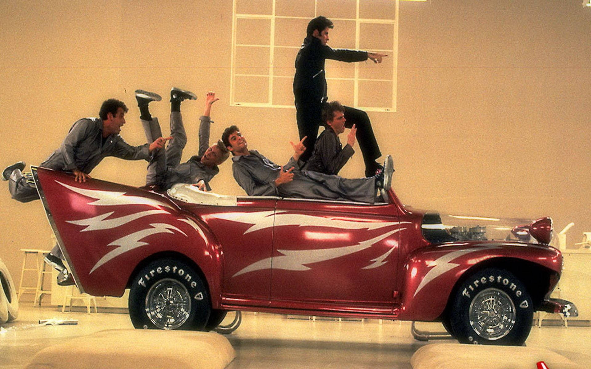 Olie rød Ford Cabriolet med dekaler og forårsage kærlighed på første blik Wallpaper