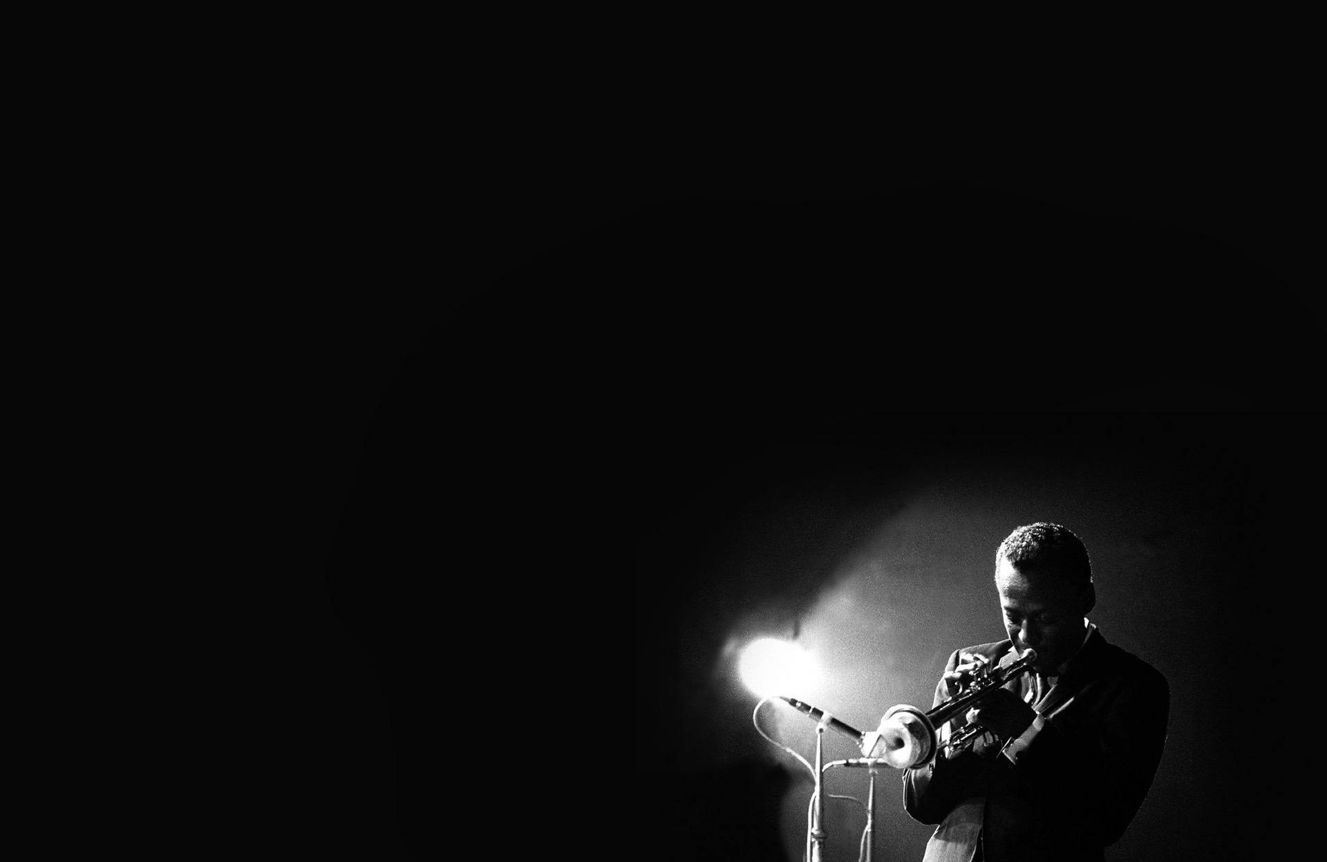 Store amerikanske trompetist Miles Davis dekorerer denne tapet. Wallpaper