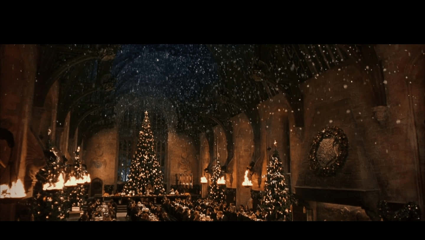 Magical atmosphere in the Great Hall of Hogwarts Wallpaper