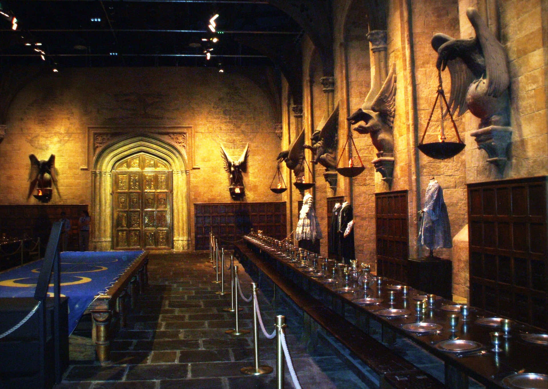 Elencantador Gran Salón En La Escuela Hogwarts De Magia Y Hechicería. Fondo de pantalla