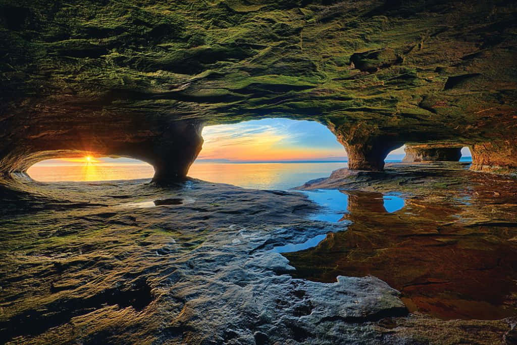 Immaginedelle Grotte Di Au Train Point Dei Grandi Laghi
