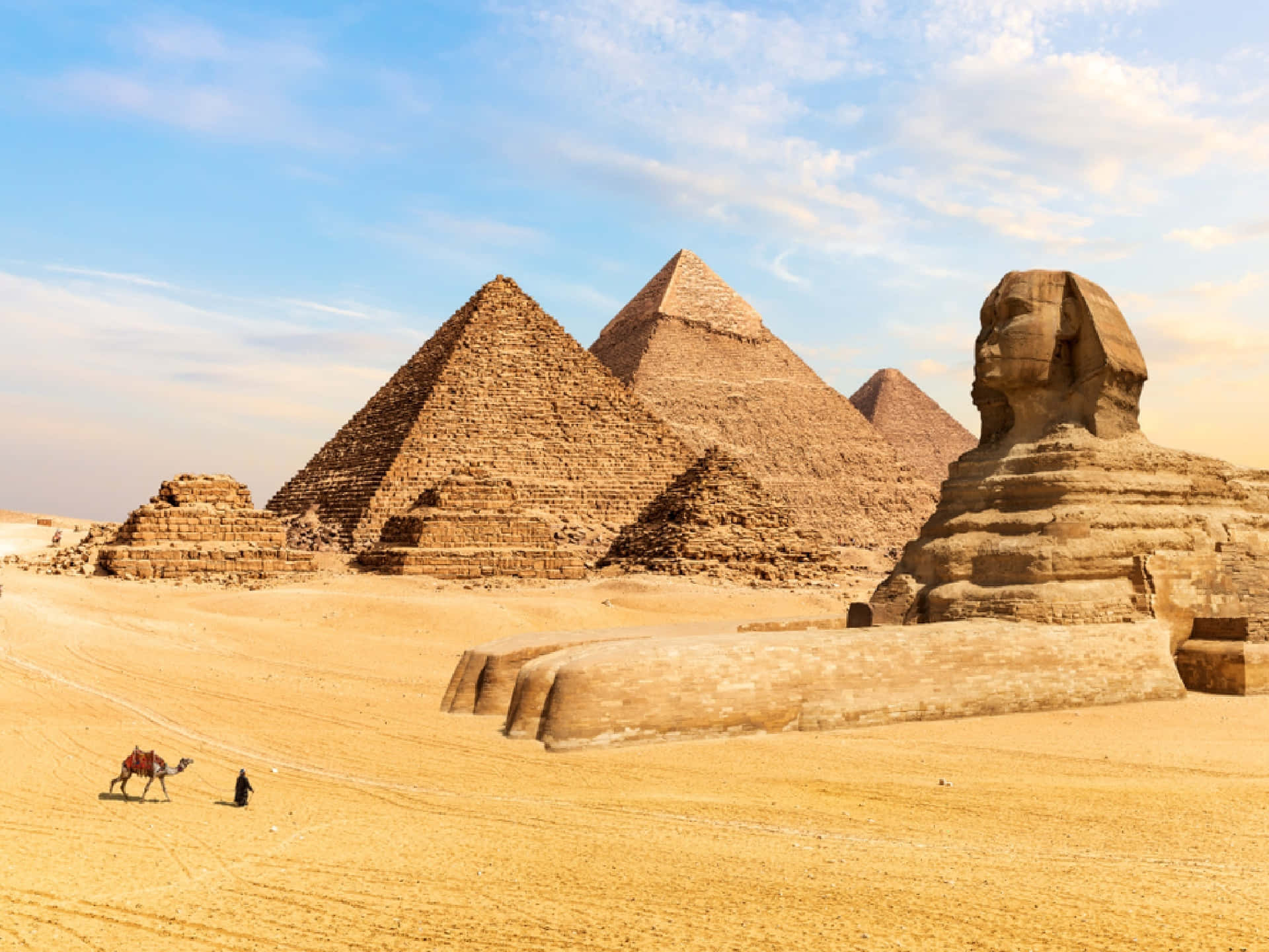 Stor Sfinks af Giza mod Giza Pyramiderne i baggrunden Wallpaper