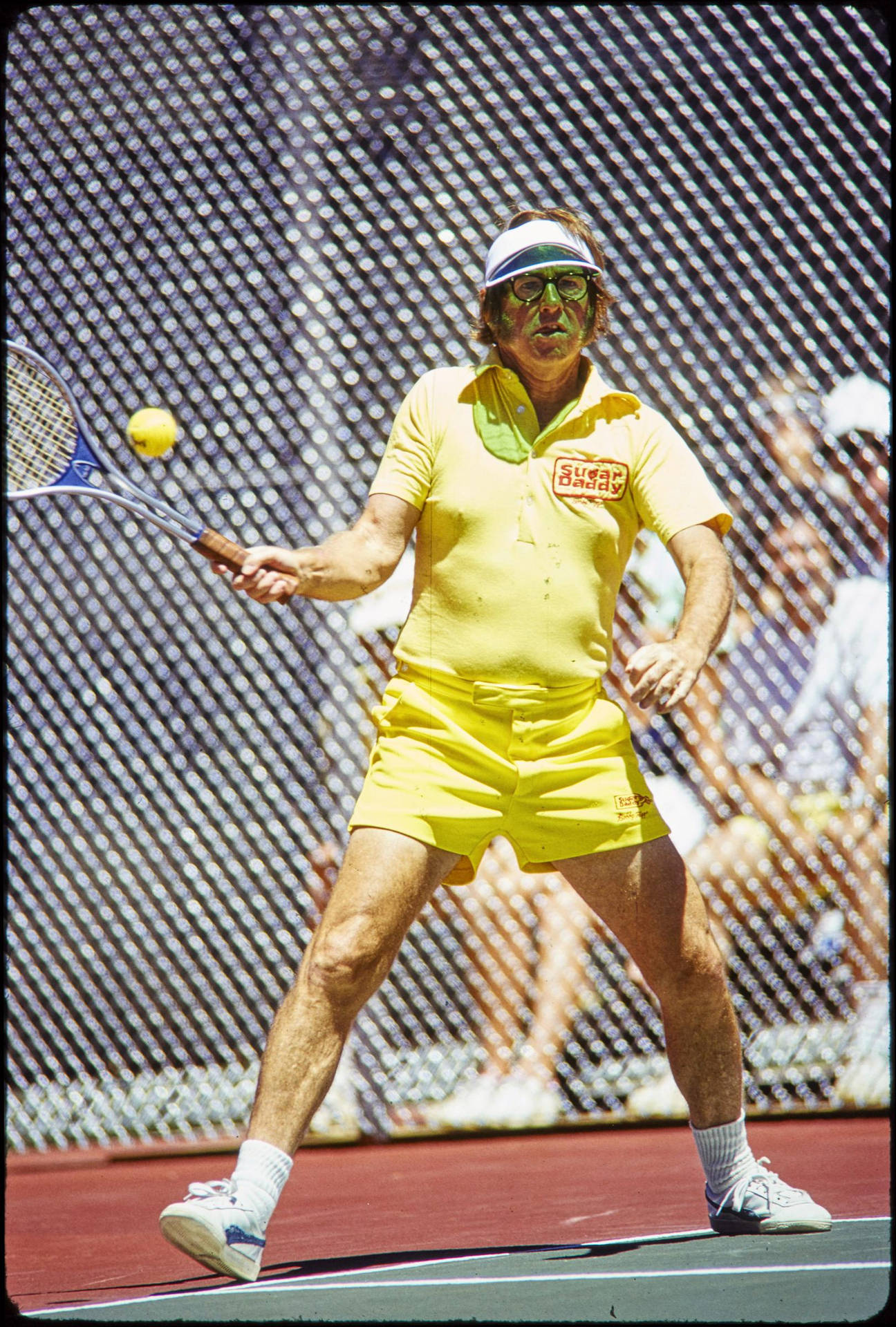 Stor tennisspiller Bobby Riggs bevæger sig gennem banen. Wallpaper
