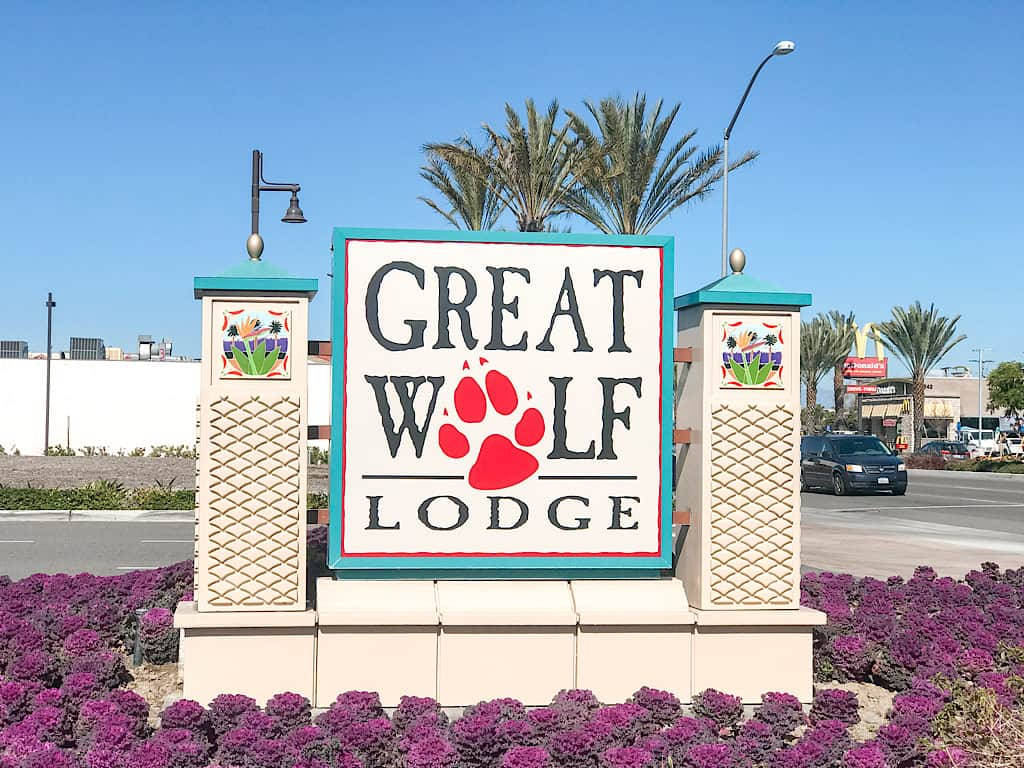 Great Wolf Lodge Anaheim Signage Wallpaper