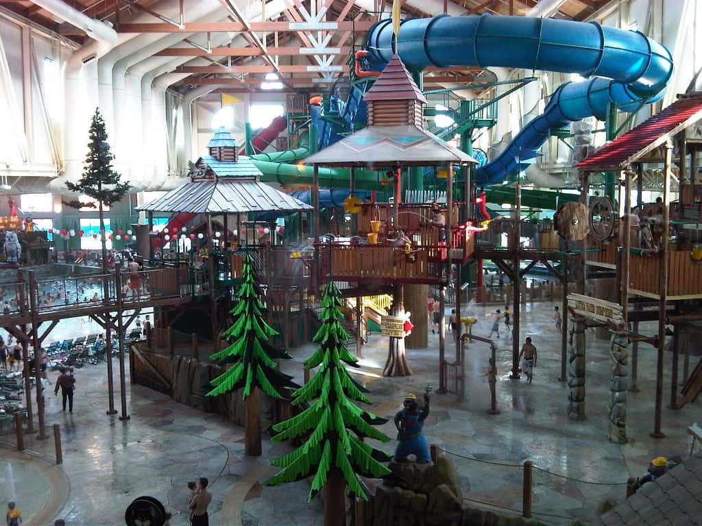 En stor, indendørs vandpark med mange træer