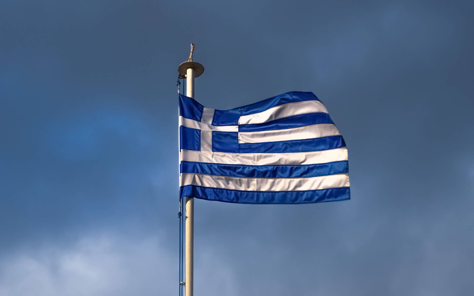 Griechischeflagge Mit Düsterem Himmel Wallpaper