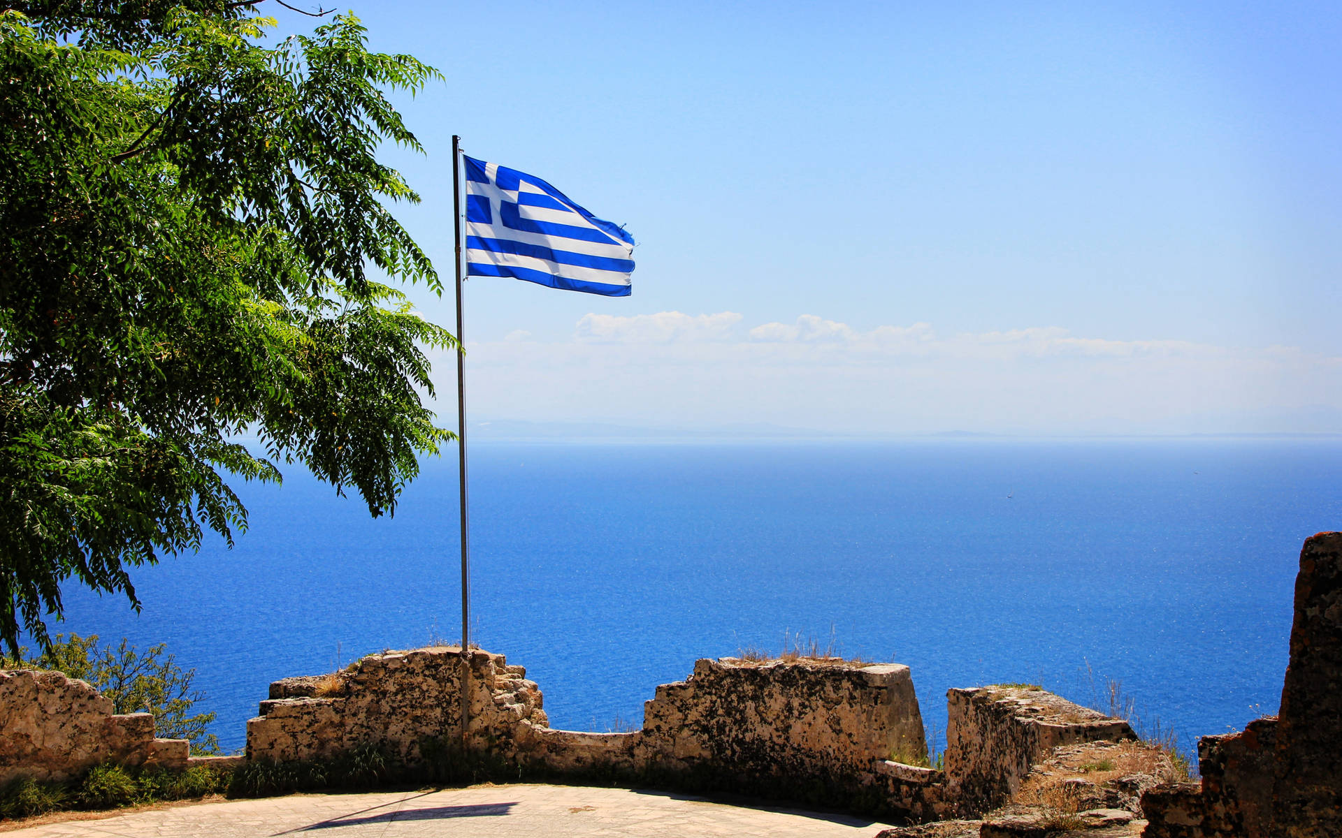 Græsk Flag Med Havudsigt Wallpaper