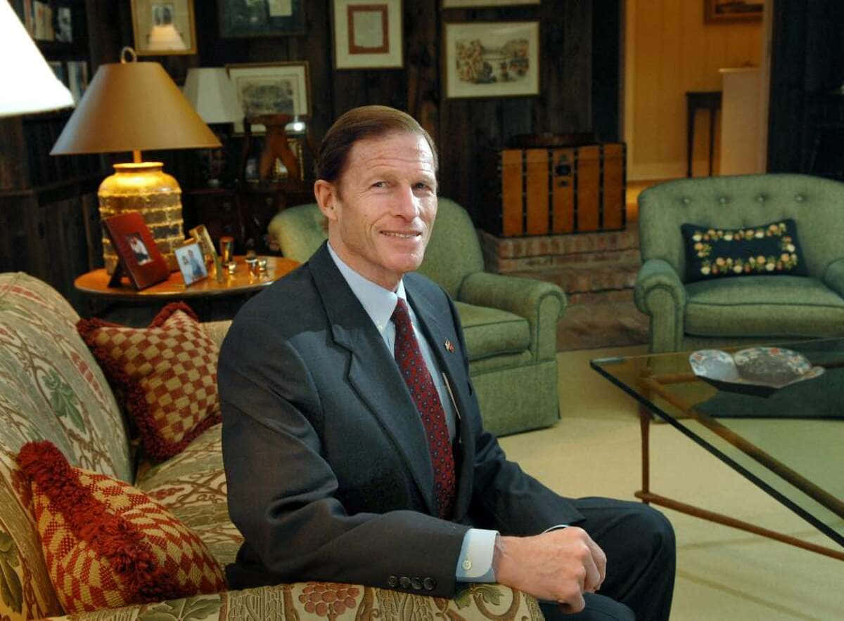 Calm and Collected: Senator Richard Blumenthal in a Green Aesthetic Environment Wallpaper