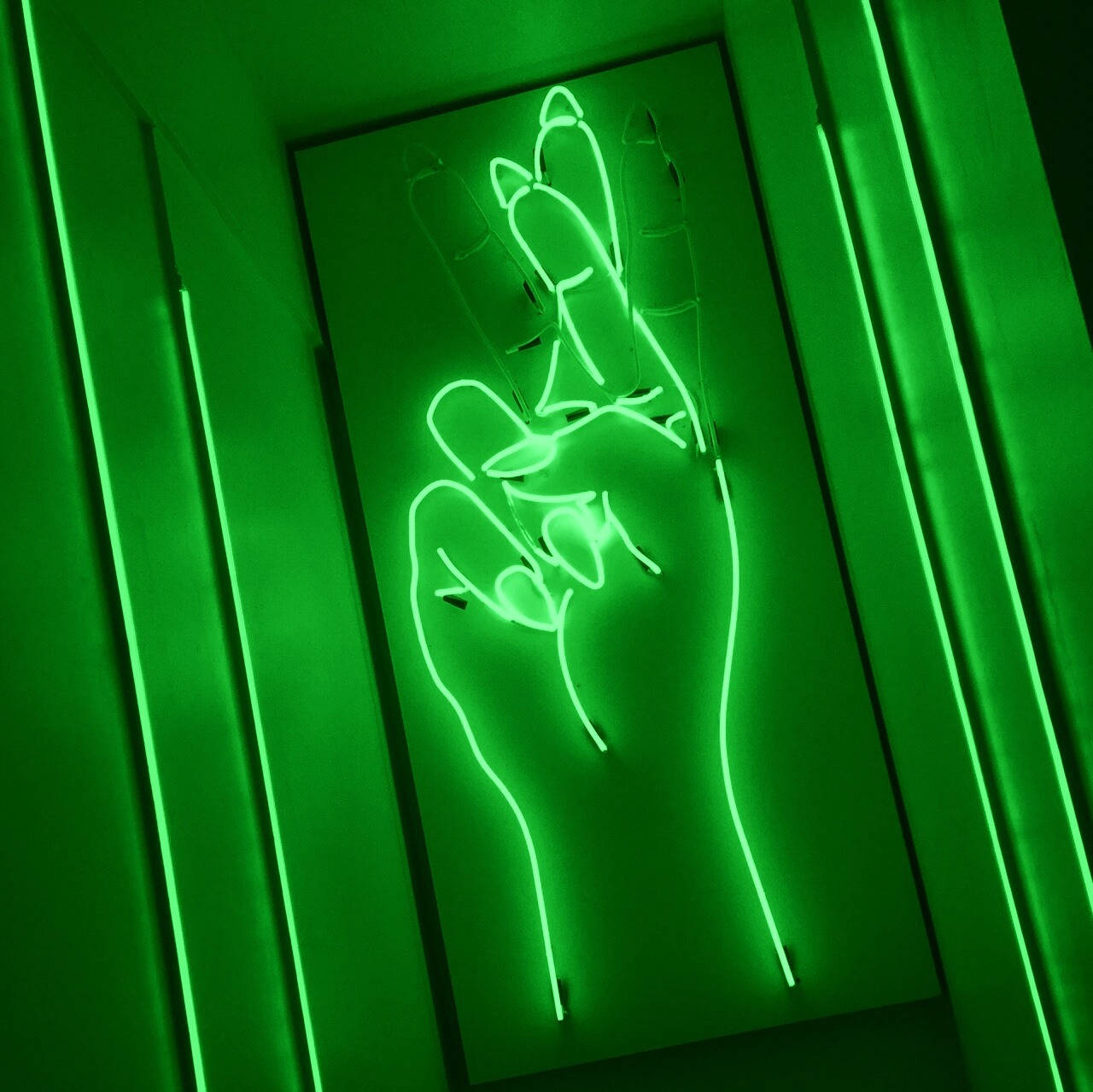 Green Aesthetic Tumblr Crossed Fingers Wallpaper