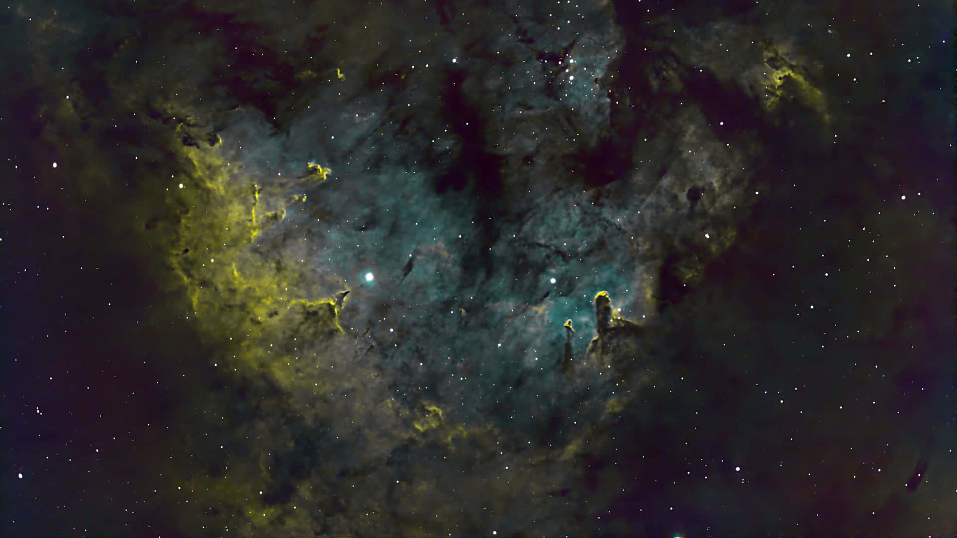En nebula med stjerner og grønne og gule nuancer Wallpaper