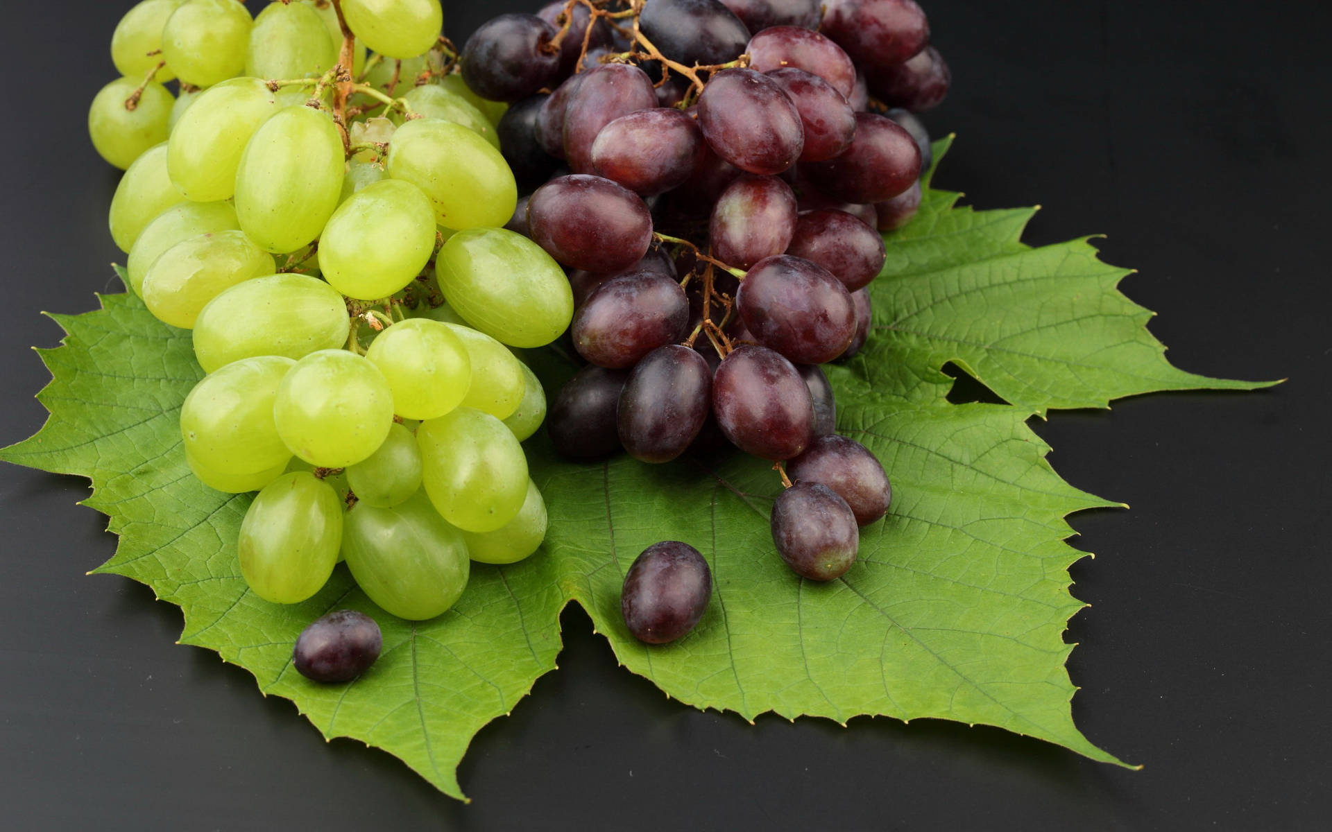 Green And Red Grape Wallpaper