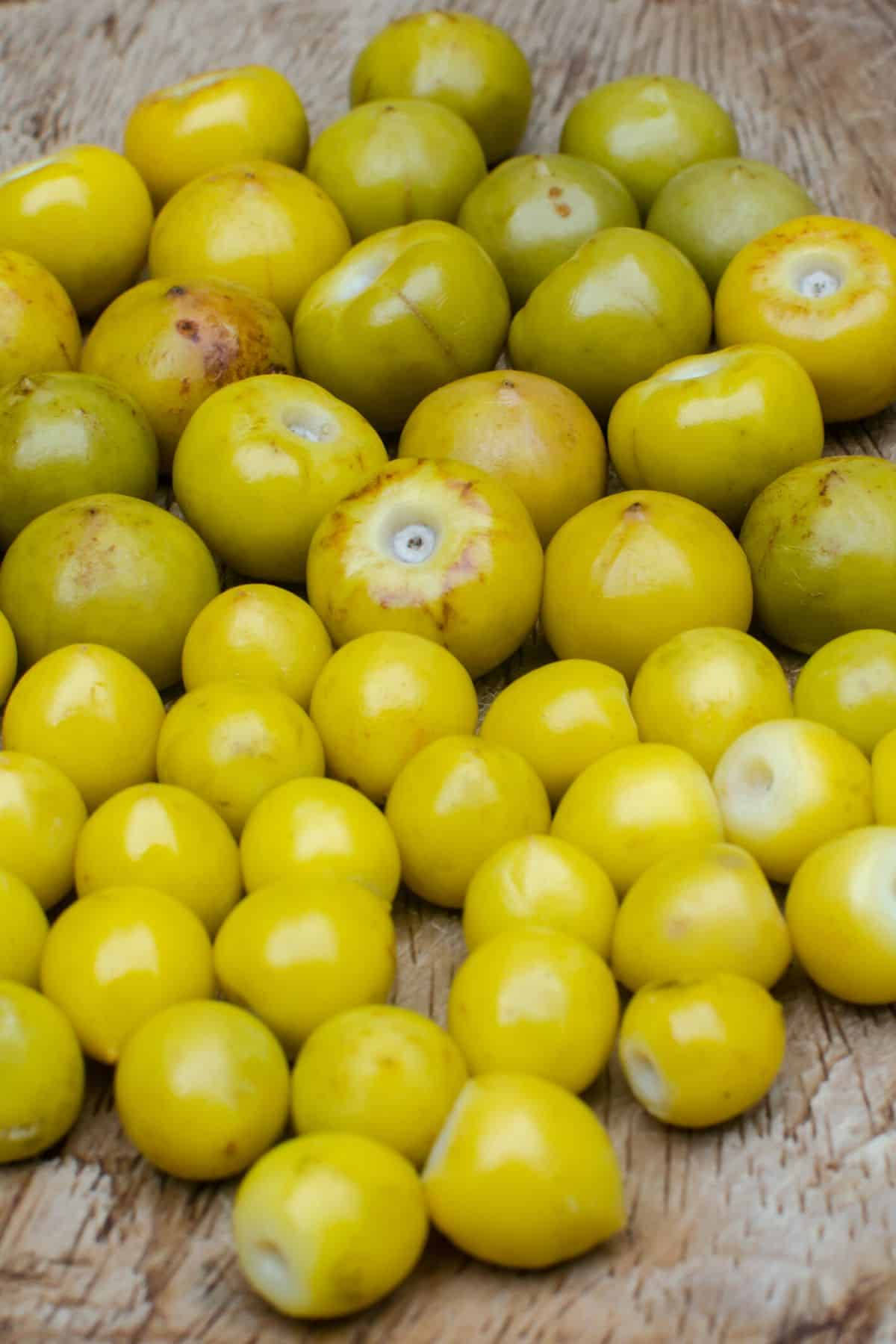 Frutasde Nance Verdes Y Amarillas. Fondo de pantalla