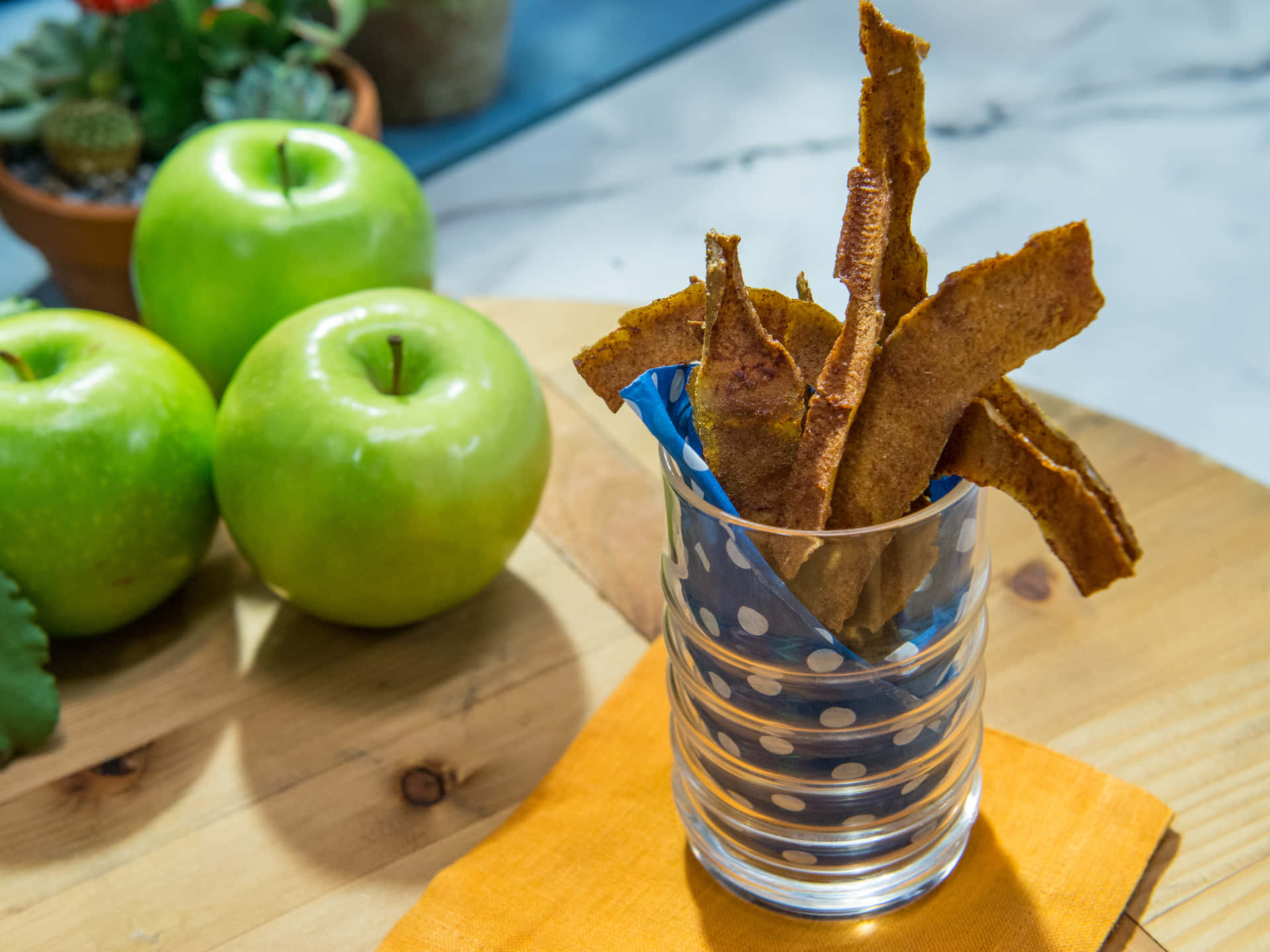 Groene Appels En Zelfgemaakte Chips Snack Achtergrond