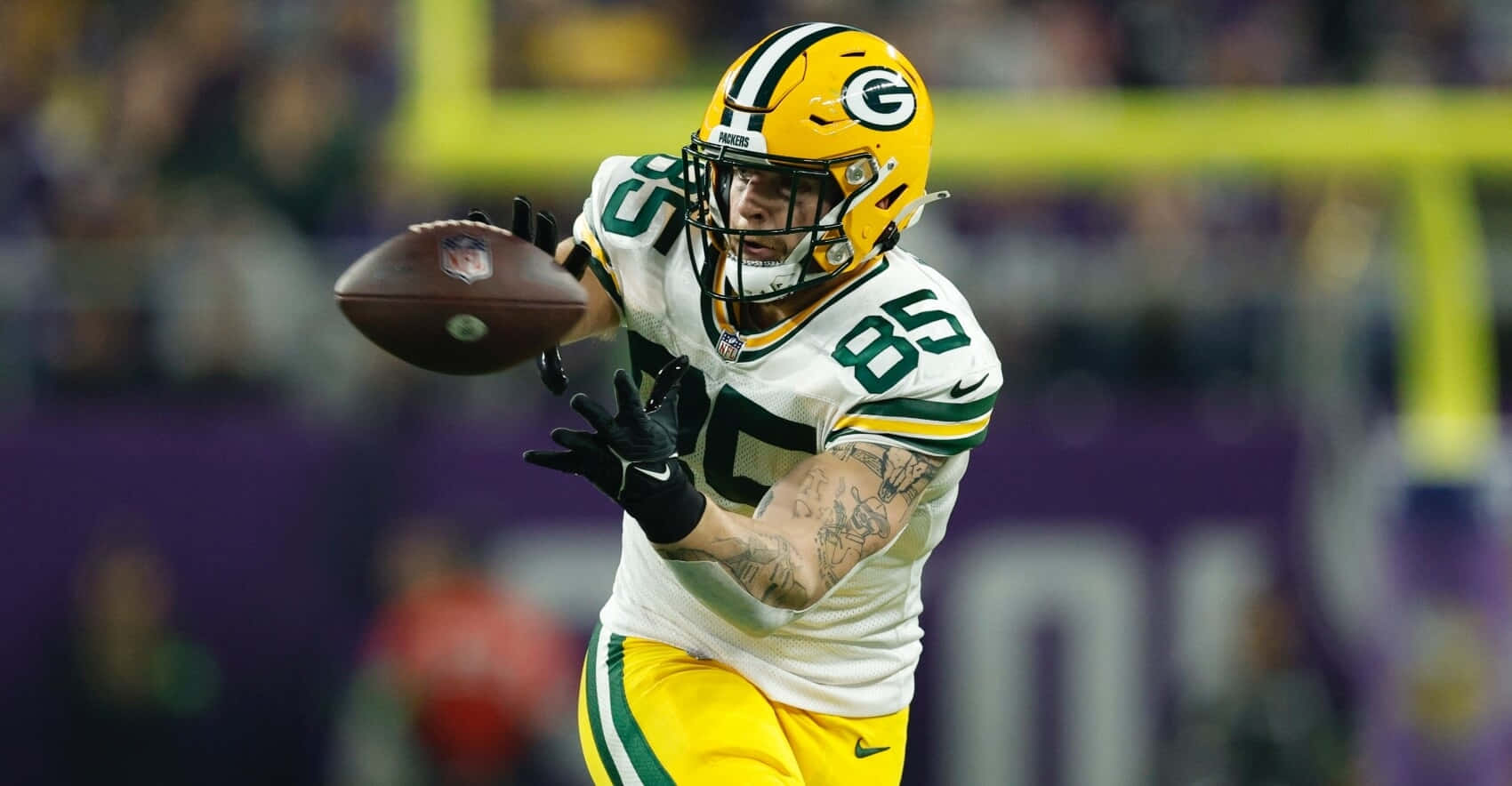 Green Bay Packers Speler Vangt Voetbal Achtergrond