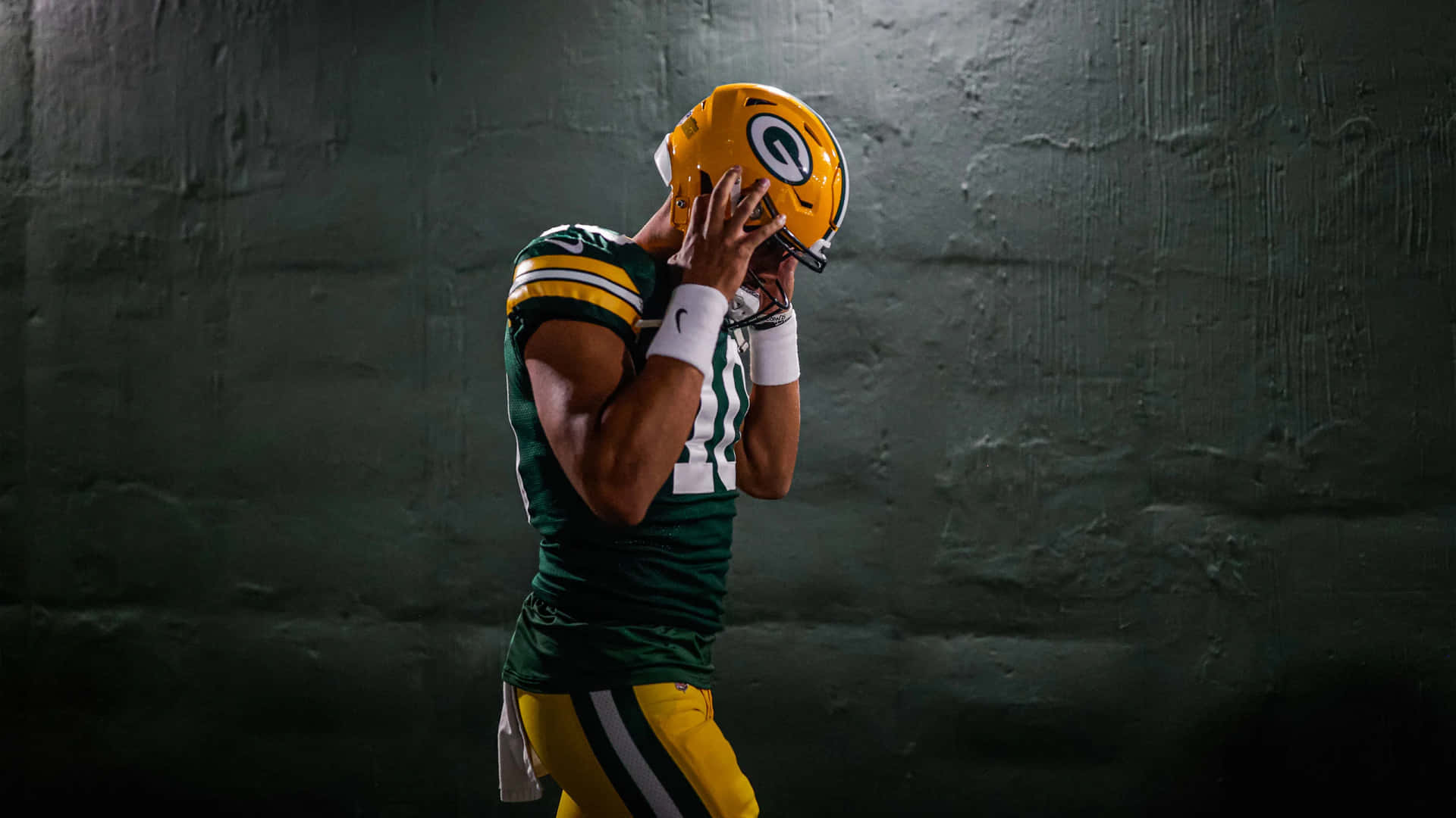 Green Bay Packers Player Preparingfor Game Wallpaper
