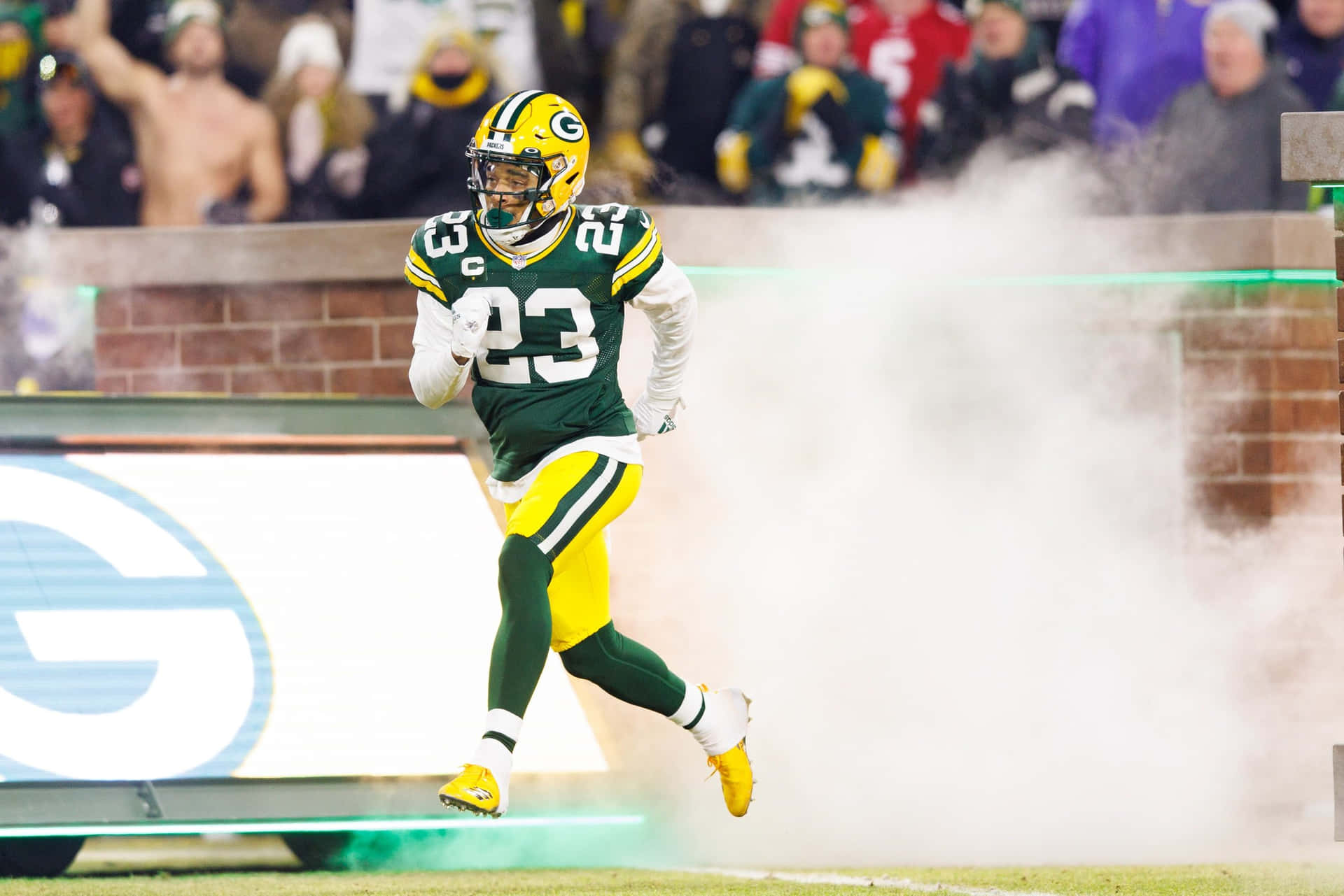 Pemain Green Bay Packers Berlari Di Lapangan Wallpaper