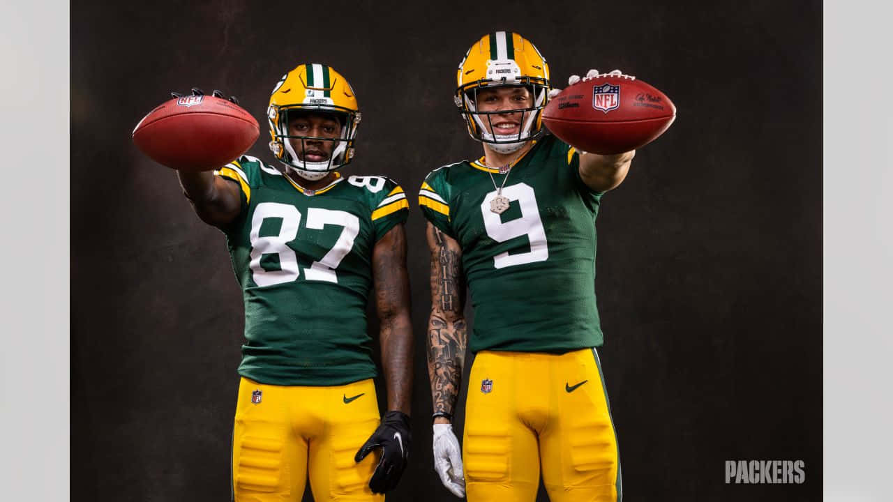 Green Bay Packers Players Holding Footballs Wallpaper