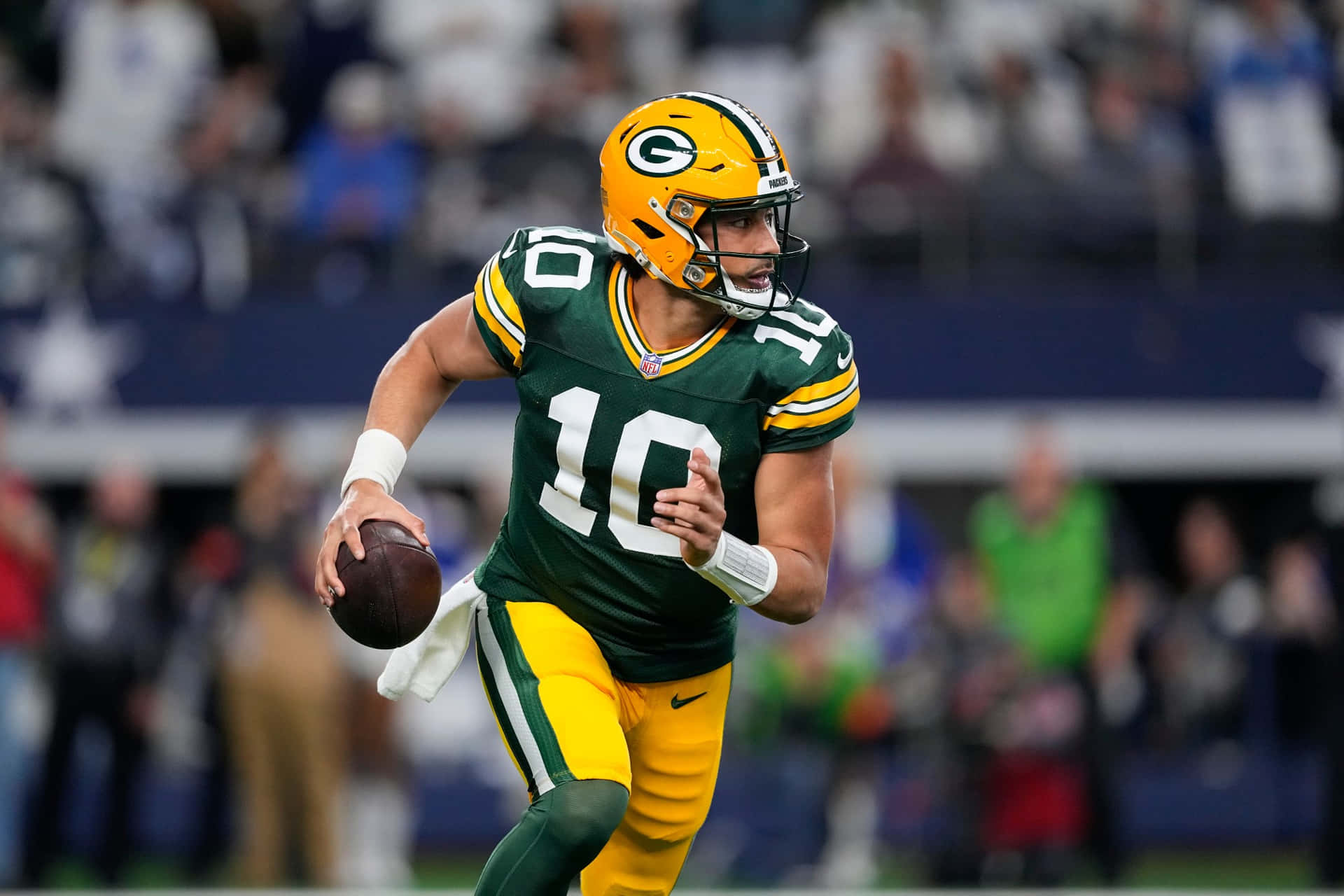 Green Bay Quarterback Action Shot Wallpaper