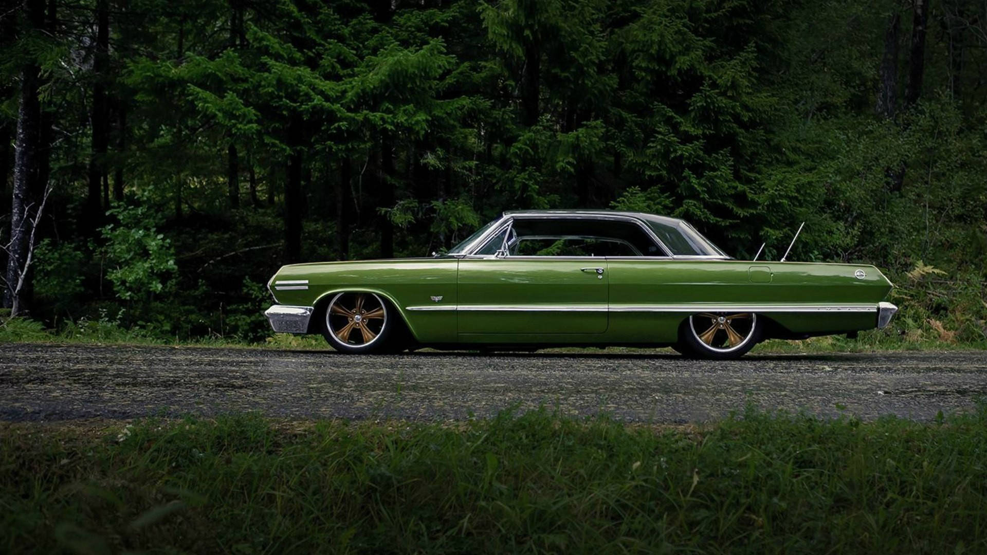 Grøn Chevrolet Impala 1967 glide tværs gennem værelse Wallpaper