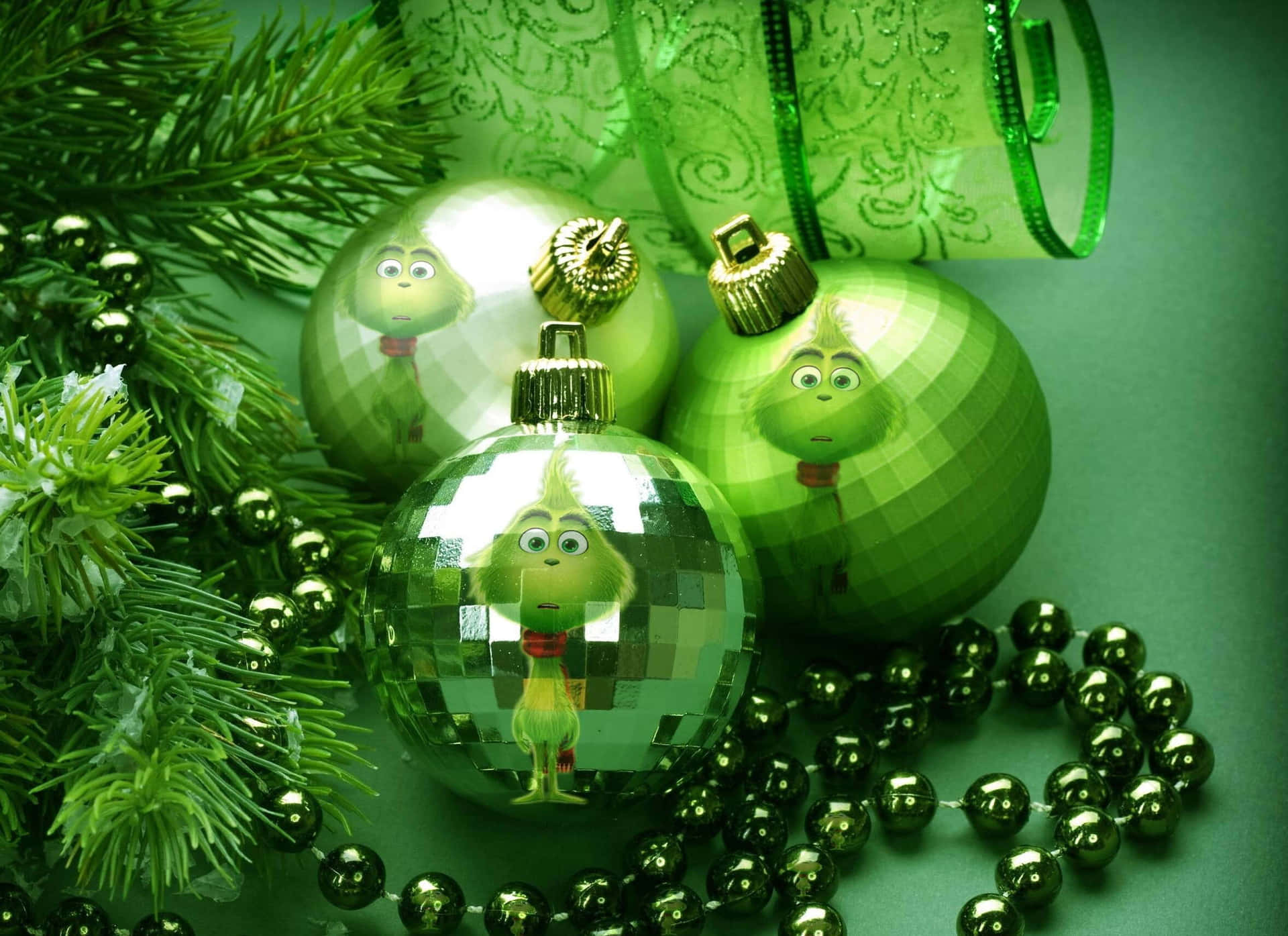 Weihnachtsschmuckmit Grünen Kugeln Und Christbaumkugeln