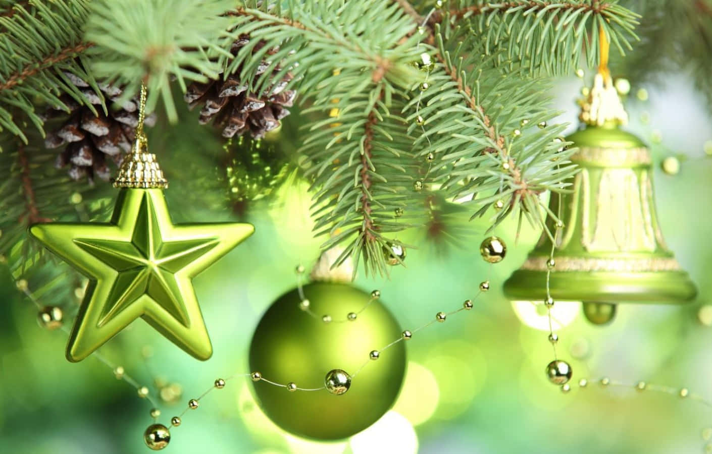 Juletræ med grønne pyntegenstande, der hænger fra det Wallpaper