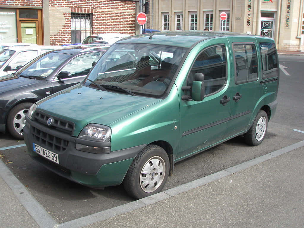 Fiat Doblo Vert Garé Dans La Rue Fond d'écran