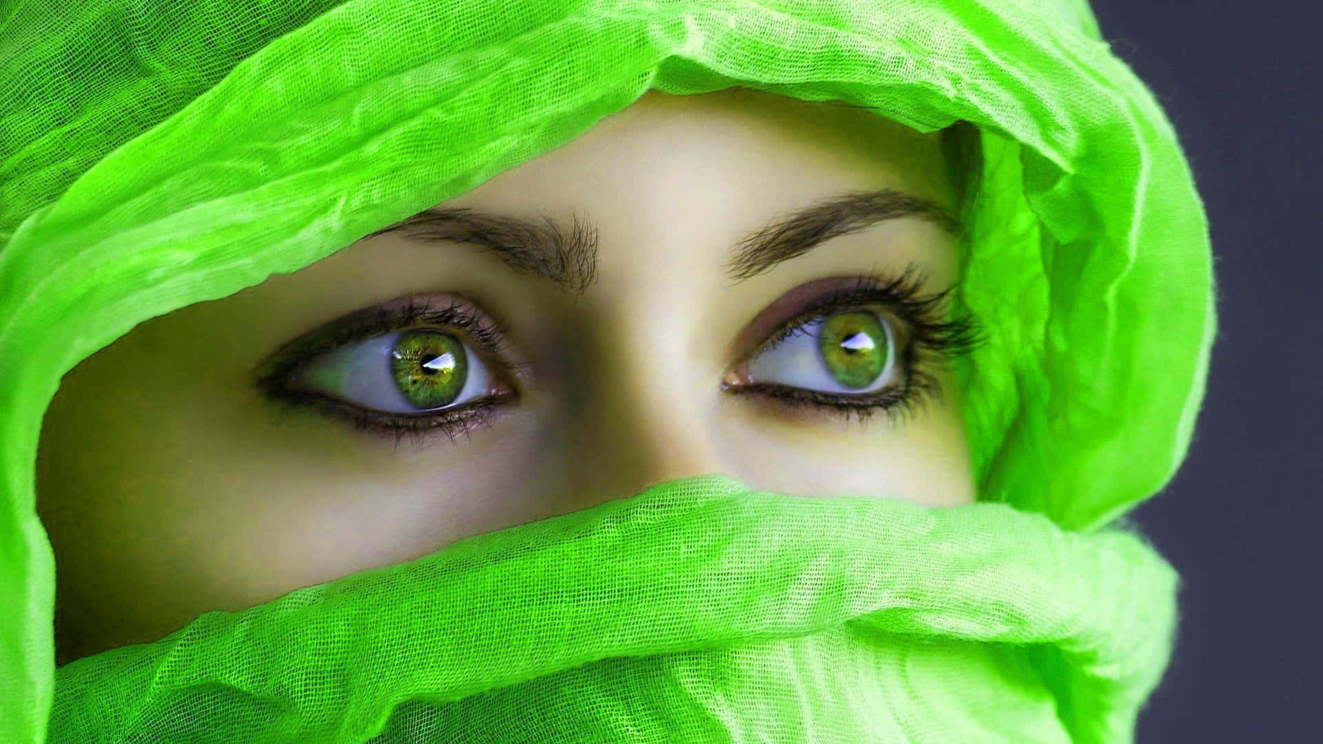 Green Hiqab Lady Intrigued Wallpaper