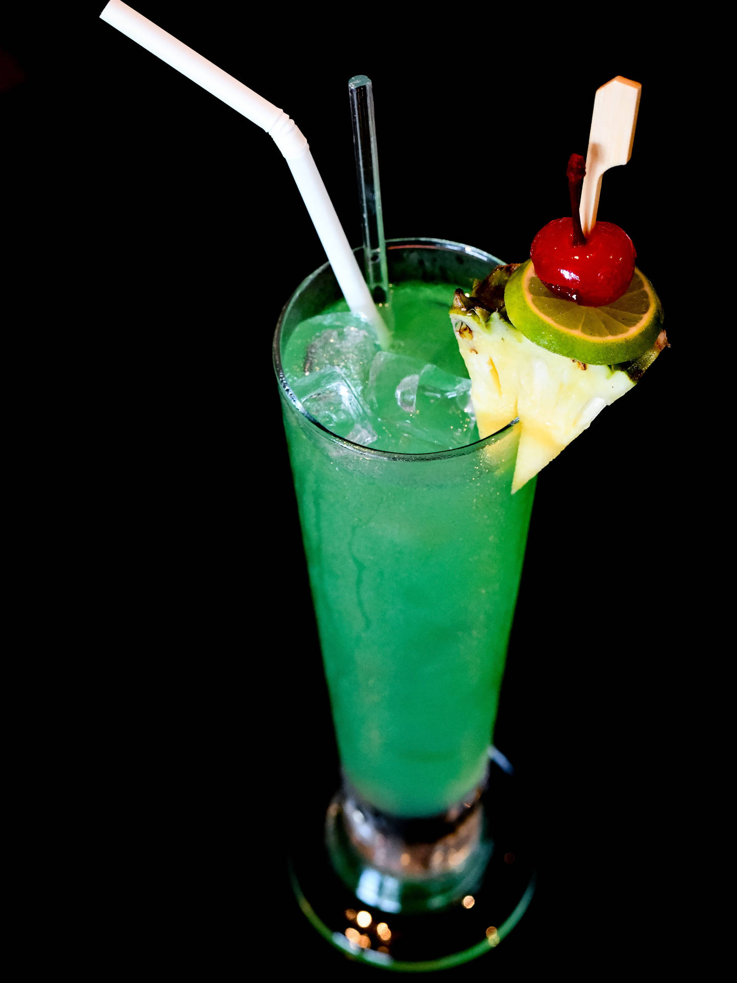 Green Iguana Tropical Drink Wallpaper