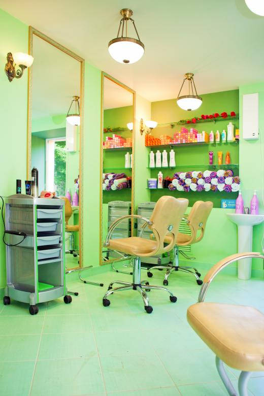 Luxurious Green-Themed Beauty Salon Interior Wallpaper