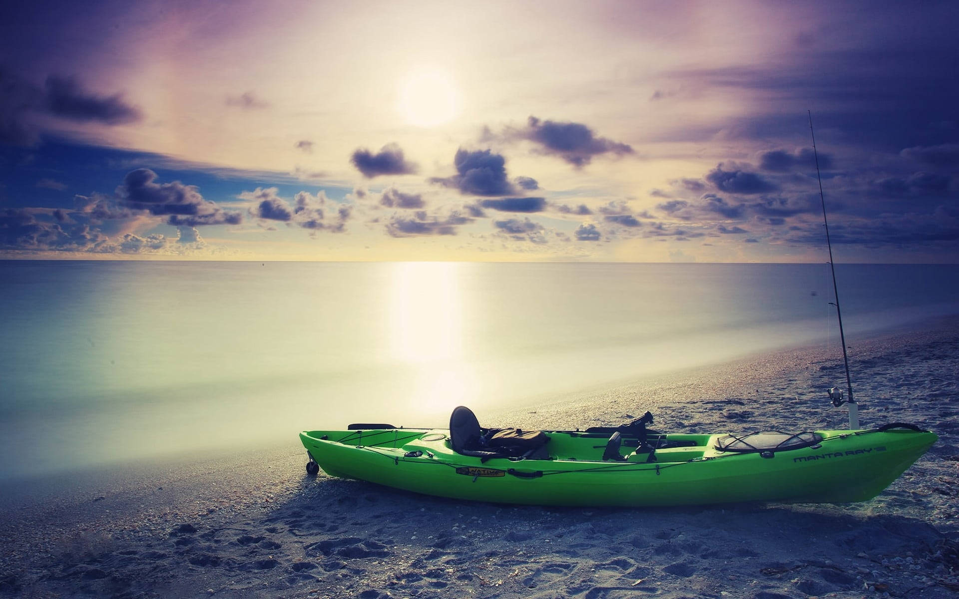 Kayakverde Su Una Spiaggia Sfondo