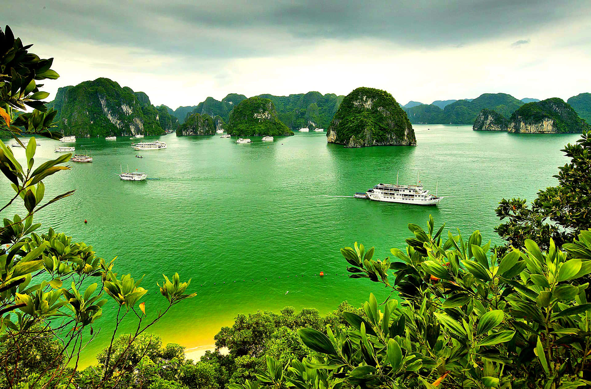 Green Lagoon In Halong Bay Wallpaper