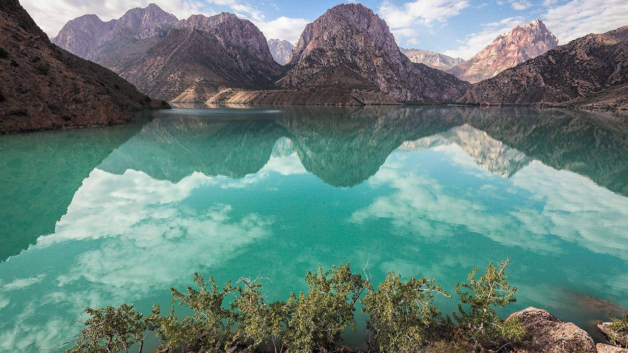 Green Lake And Mountains Tajikistan Wallpaper