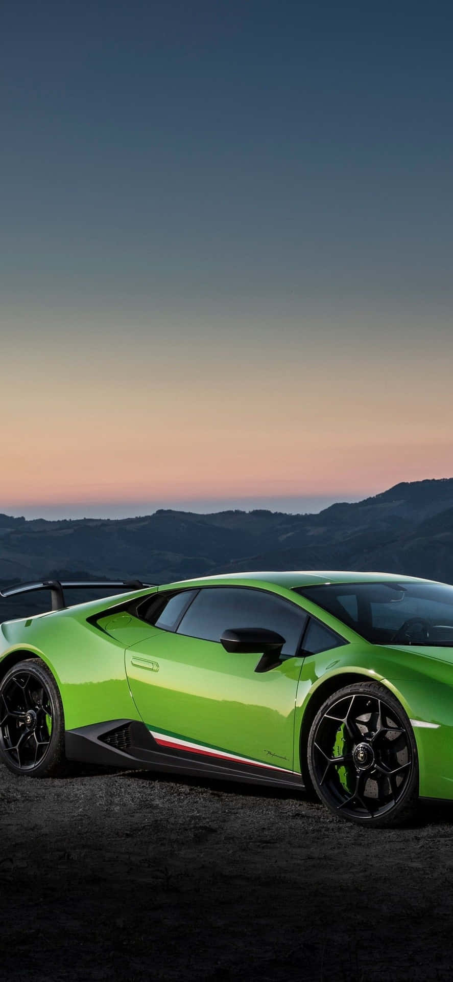 Nyd en tur i en grøn Lamborghini Wallpaper