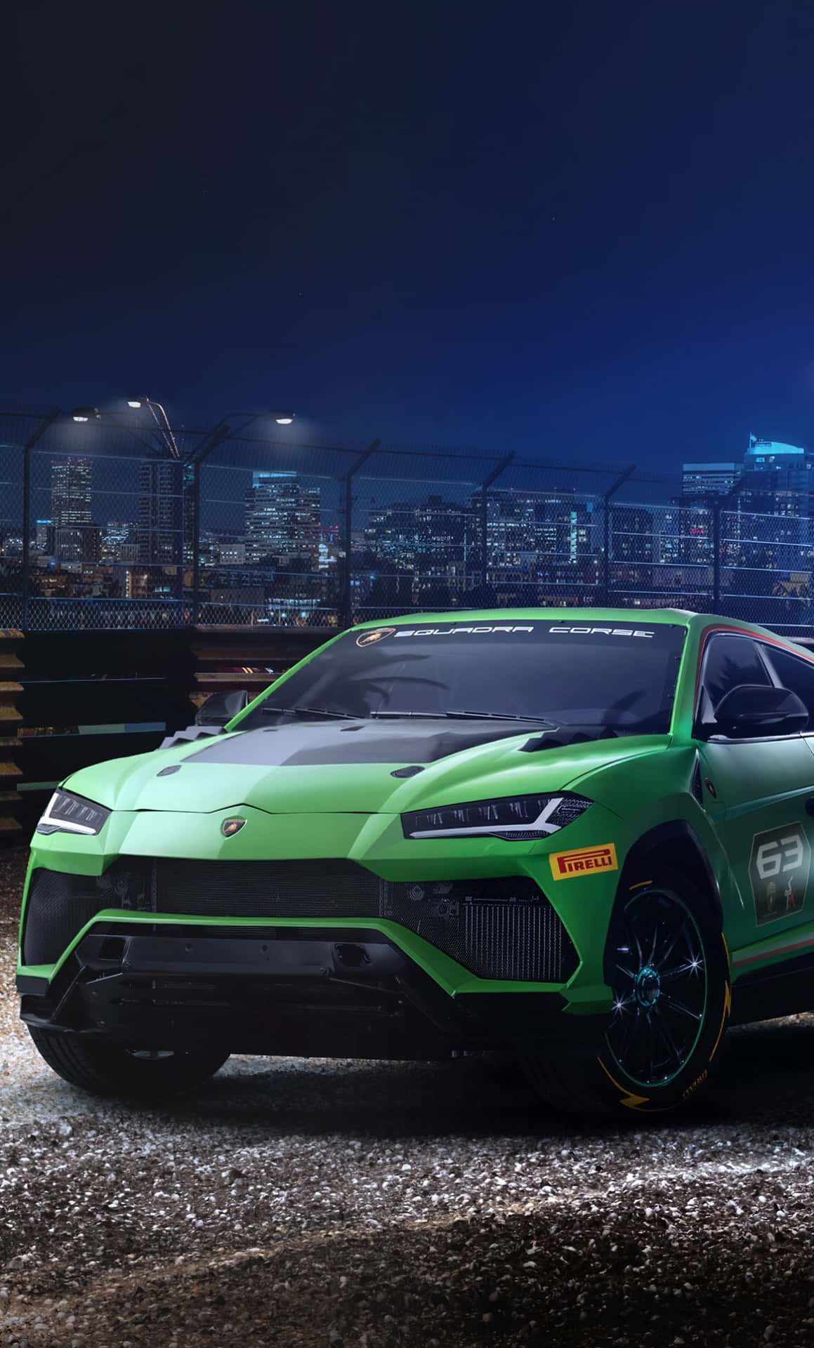 Den grønne Lamborghini Urus kører ned ad gaden om natten Wallpaper