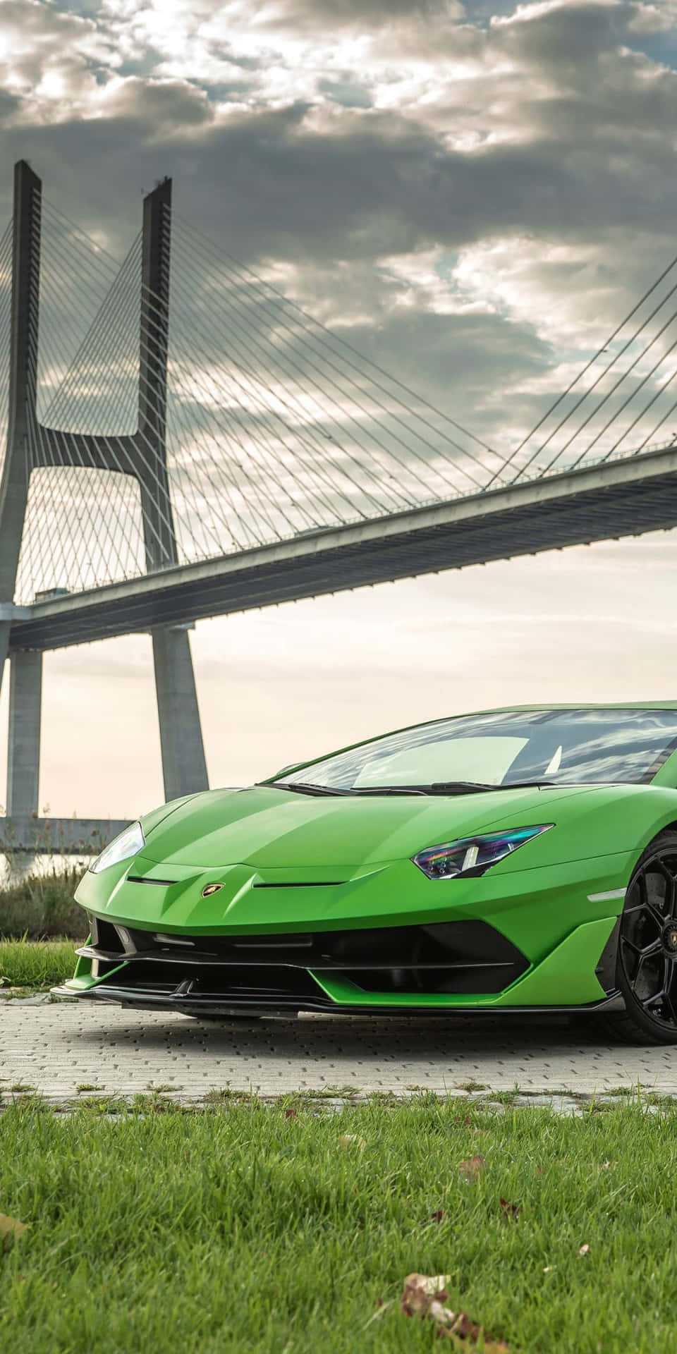 Fahrestilvoll Mit Einem Grünen Lamborghini Iphone Wallpaper