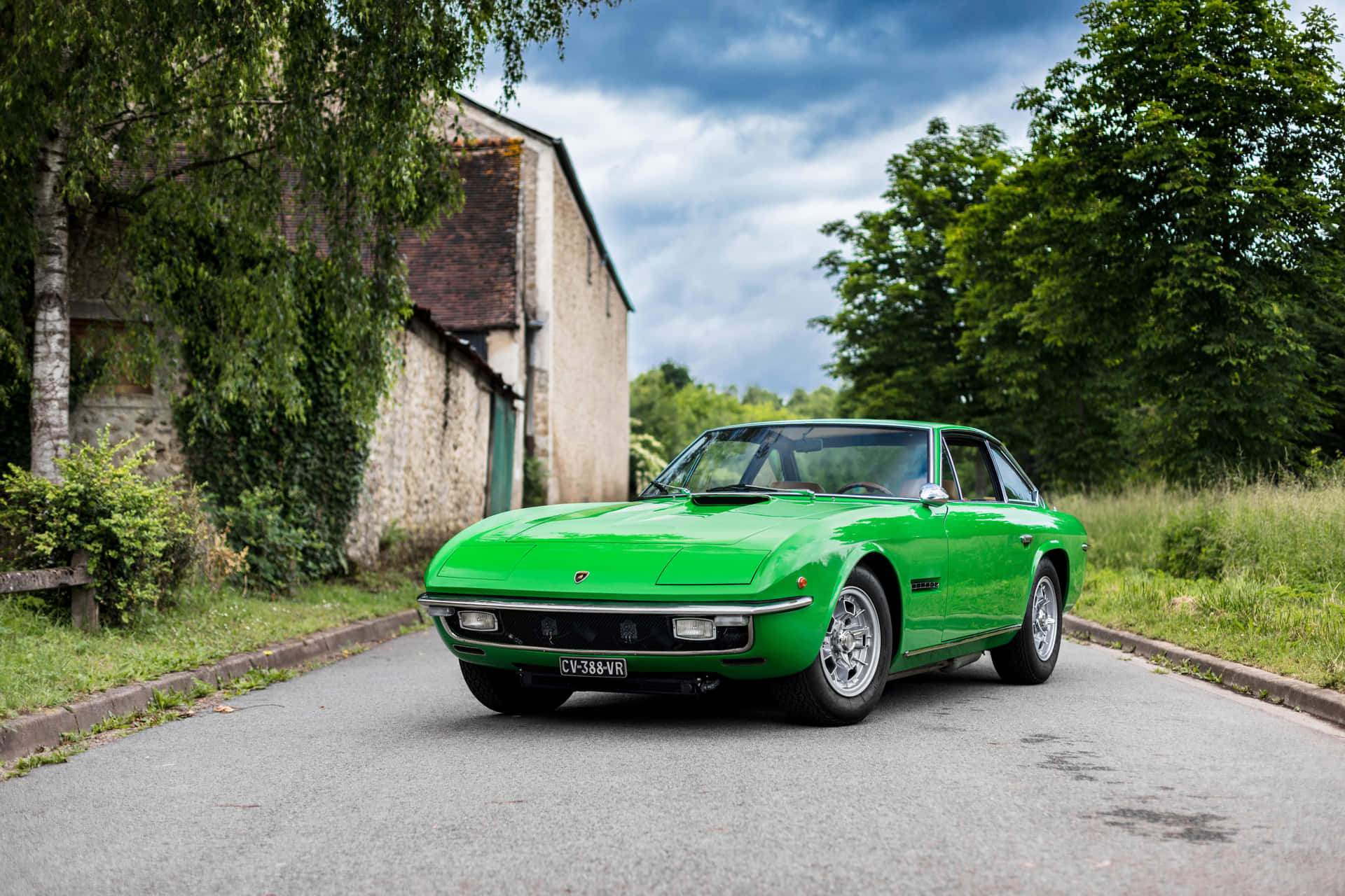 Groene Lamborghini Islero Plattelandsweg Achtergrond