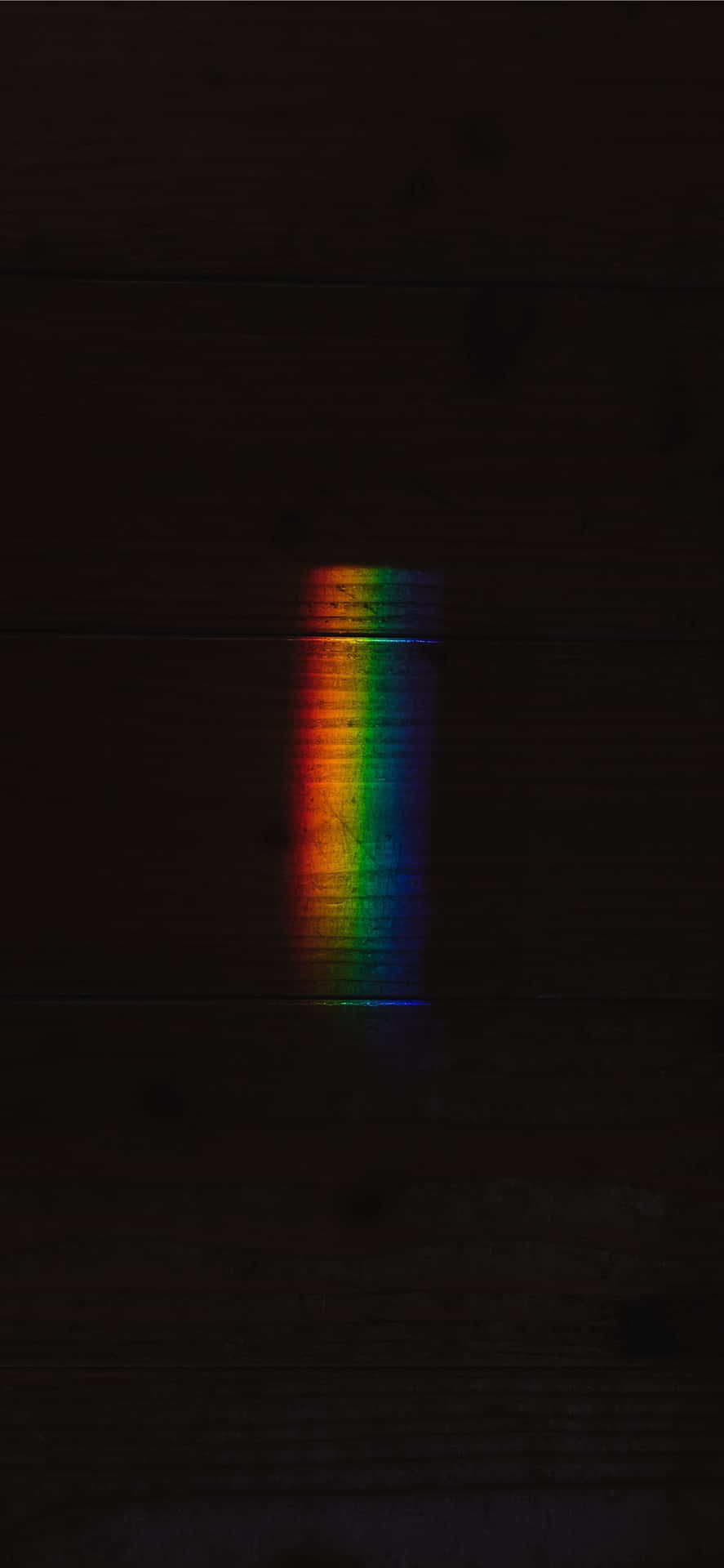 Umaluz Do Arco-íris Brilhando Em Um Chão De Madeira Escura Papel de Parede