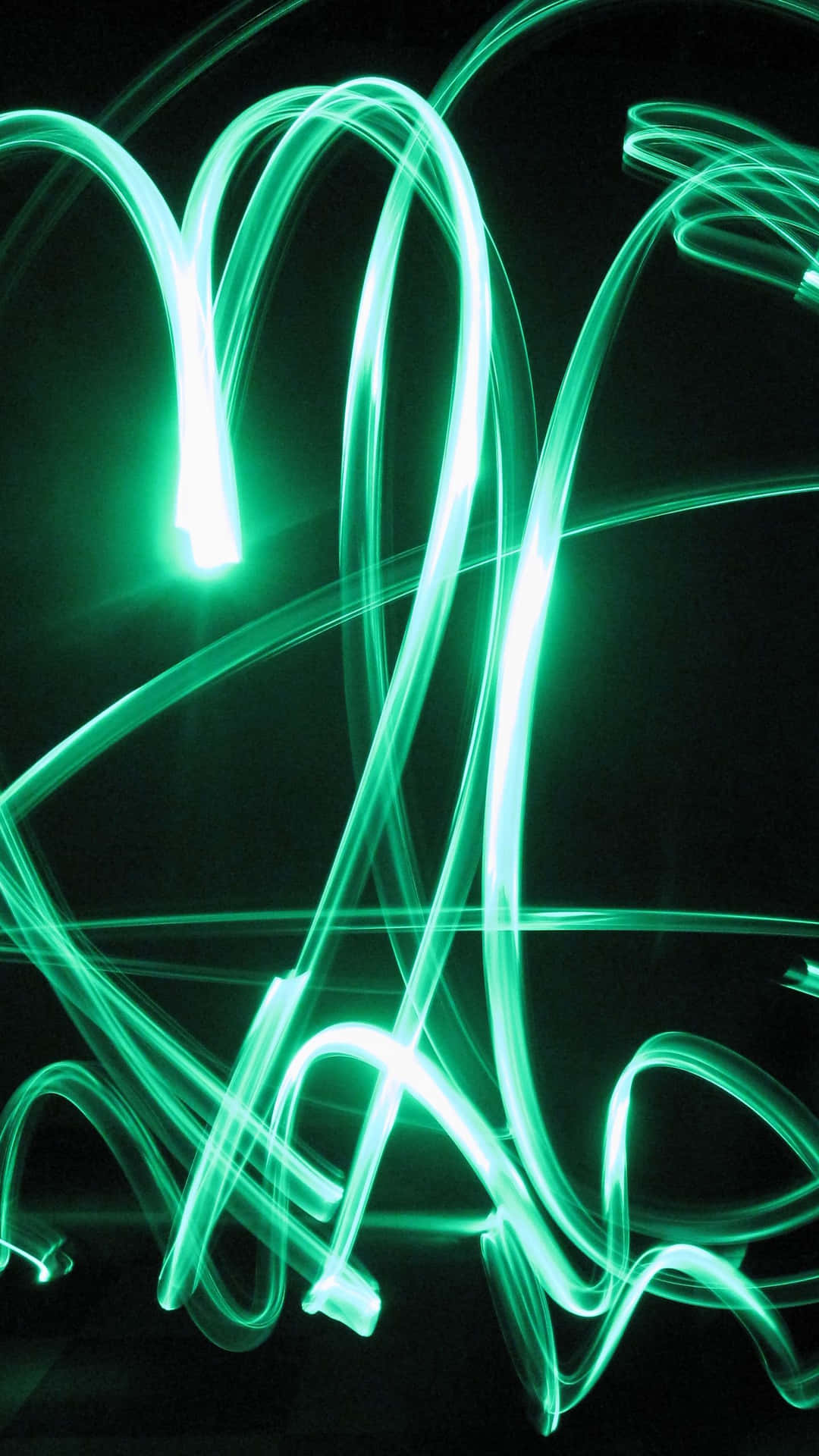 Corazonesverdes Con Luces Led En Un Fondo Oscuro. Fondo de pantalla